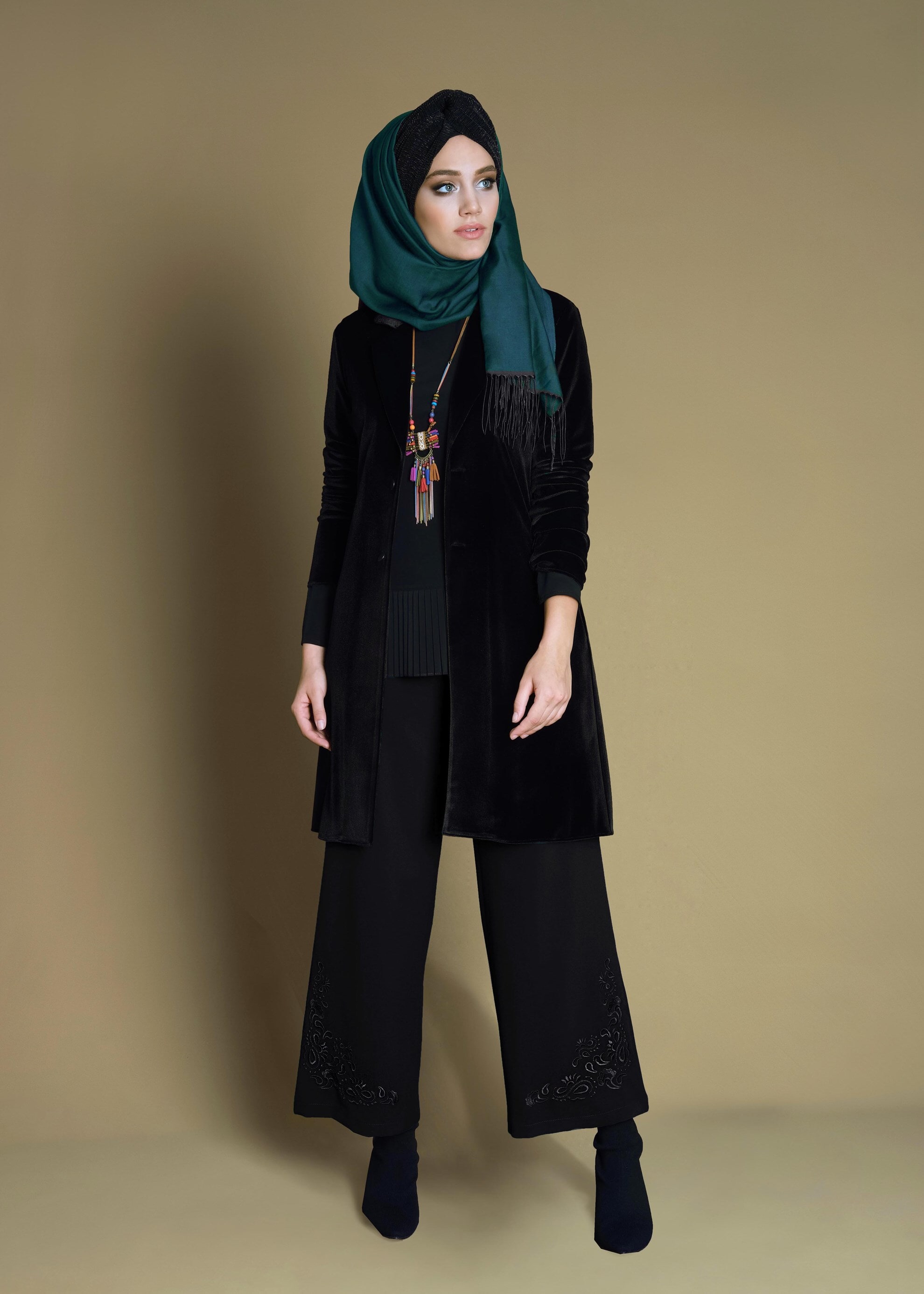 Tesettür giyim SİYAH GENİŞ PAÇA NAKIŞ İŞLEMELİ PANTOLON 7244 