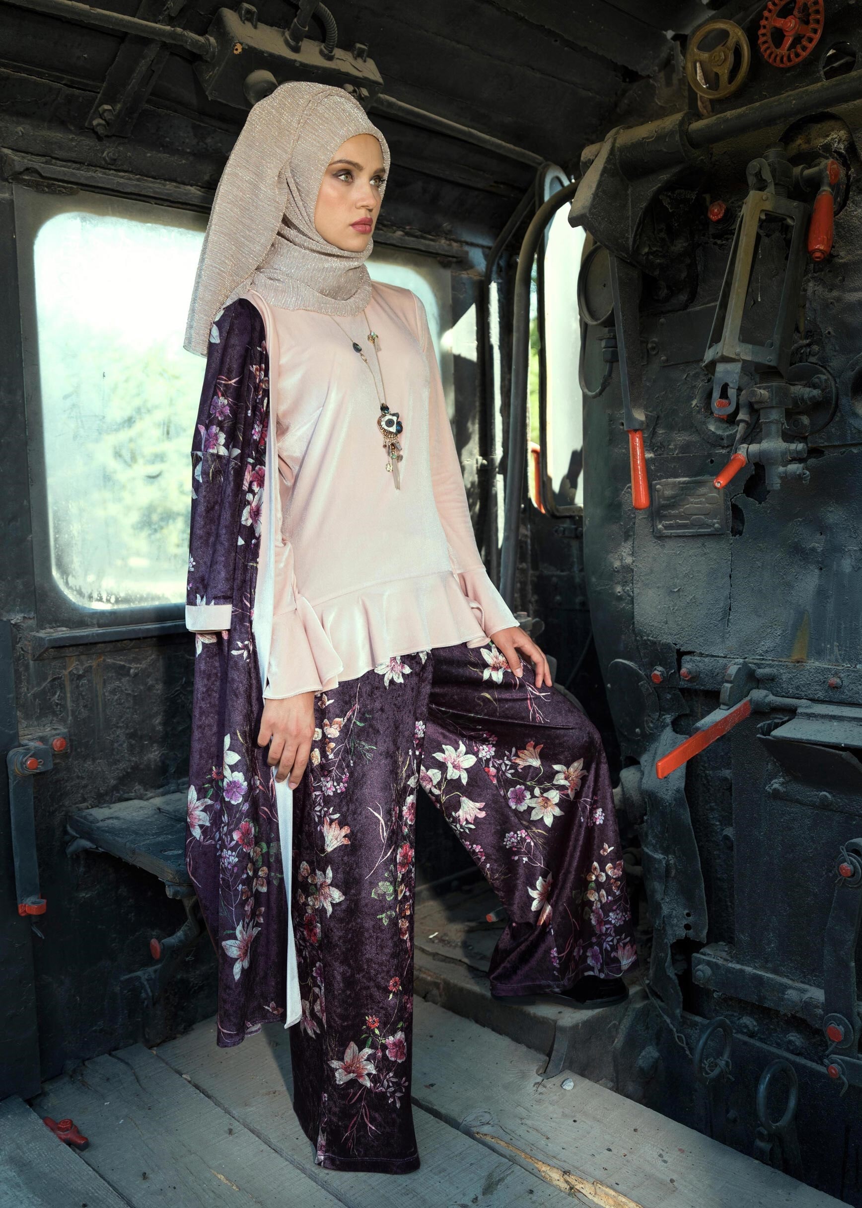 Tesettür giyim MOR ÇİÇEK DESENLİ GENİŞ KESİM KADİFE PANTOLON 7252