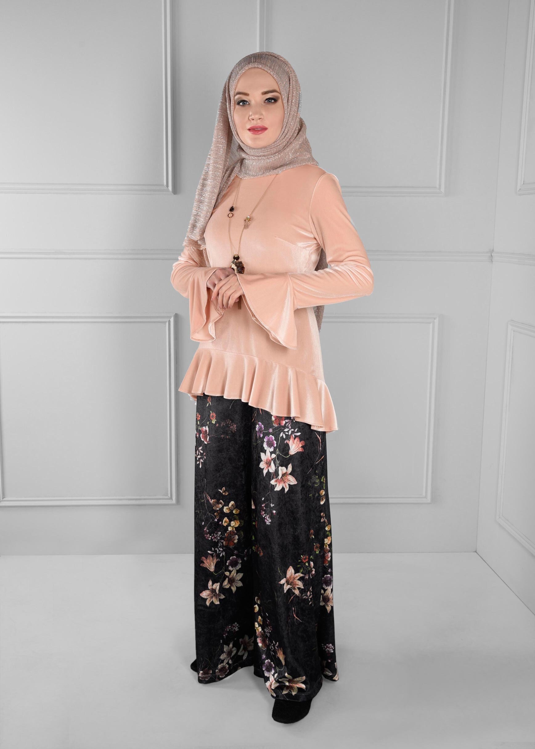 Tesettür giyim SİYAH ÇİÇEK DESENLİ GENİŞ KESİM KADİFE PANTOLON 7252