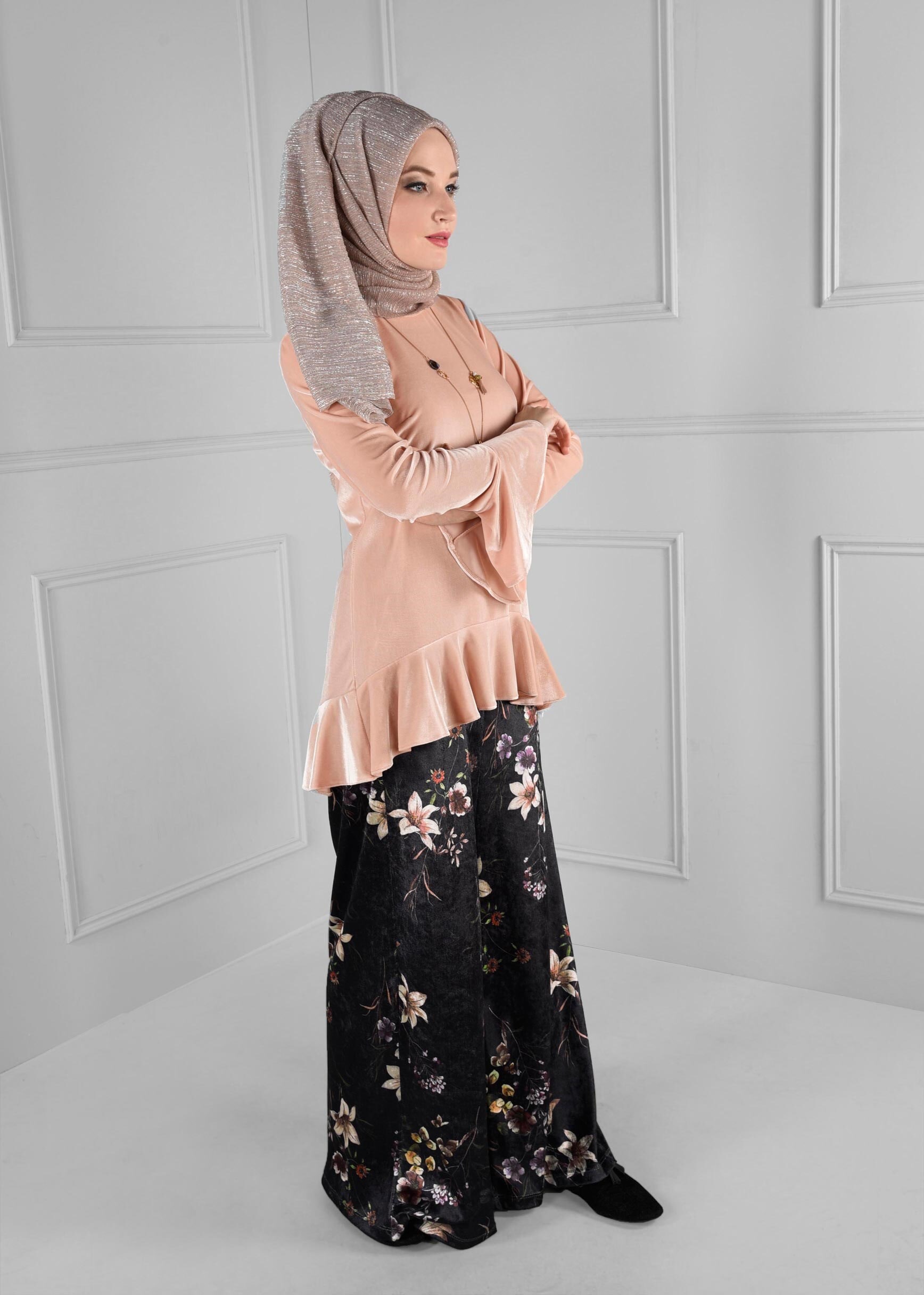 Tesettür giyim SİYAH ÇİÇEK DESENLİ GENİŞ KESİM KADİFE PANTOLON 7252