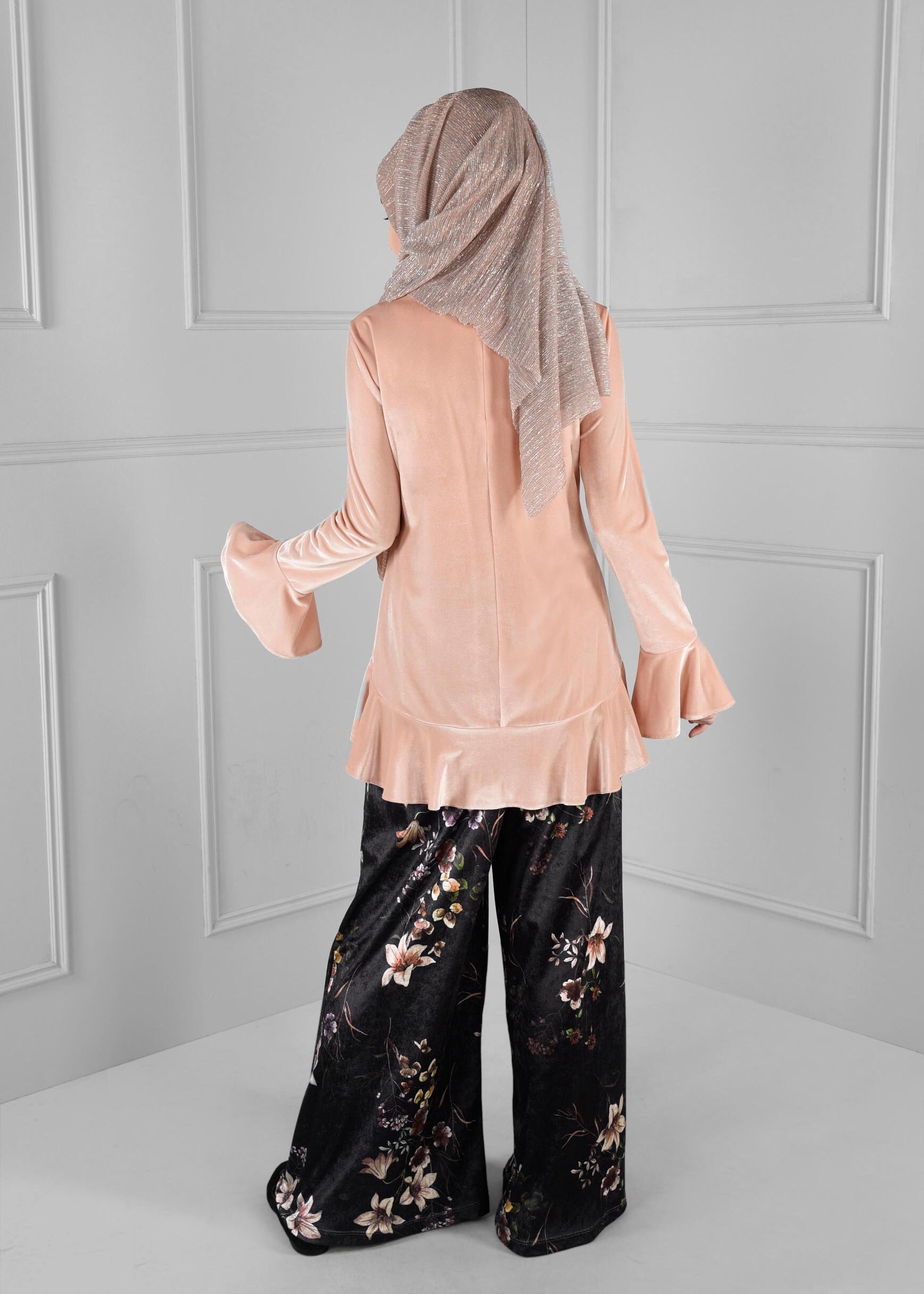 Tesettür giyim SİYAH ÇİÇEK DESENLİ GENİŞ KESİM KADİFE PANTOLON 7252