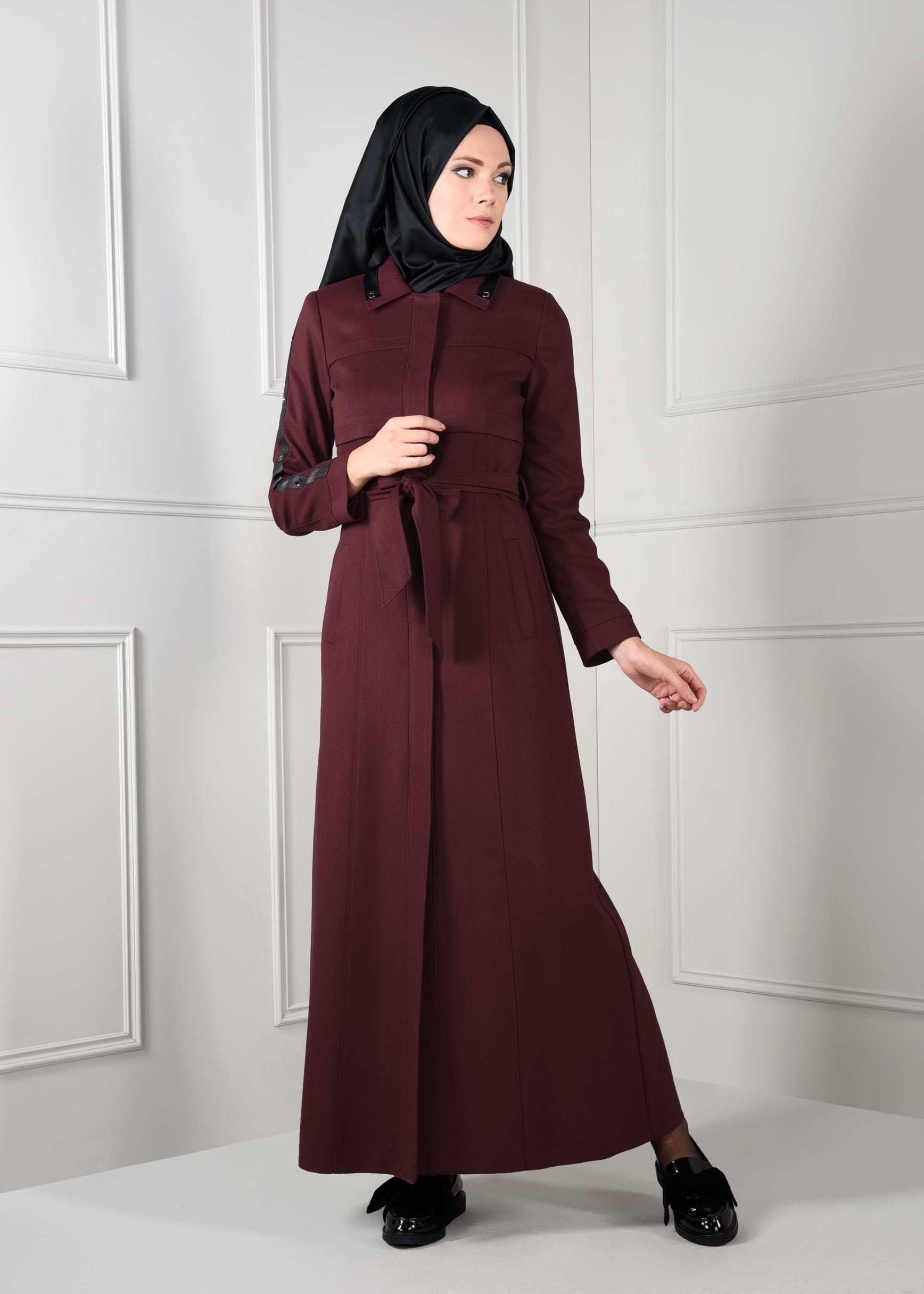 Tesettür giyim BORDO YAKASI KOLLARI BİYELİ KUŞAKLI PARDESÜ 1132