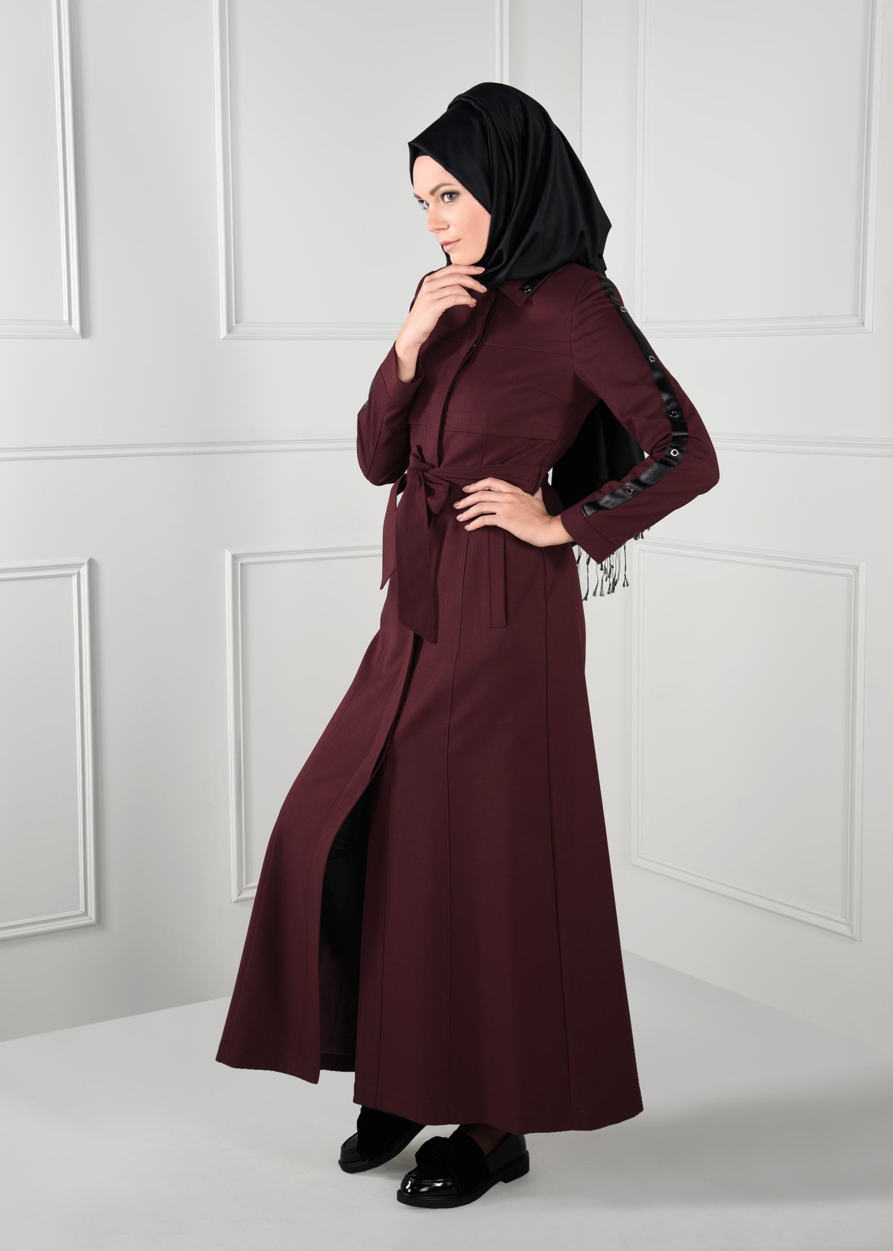 Tesettür giyim BORDO YAKASI KOLLARI BİYELİ KUŞAKLI PARDESÜ 1132