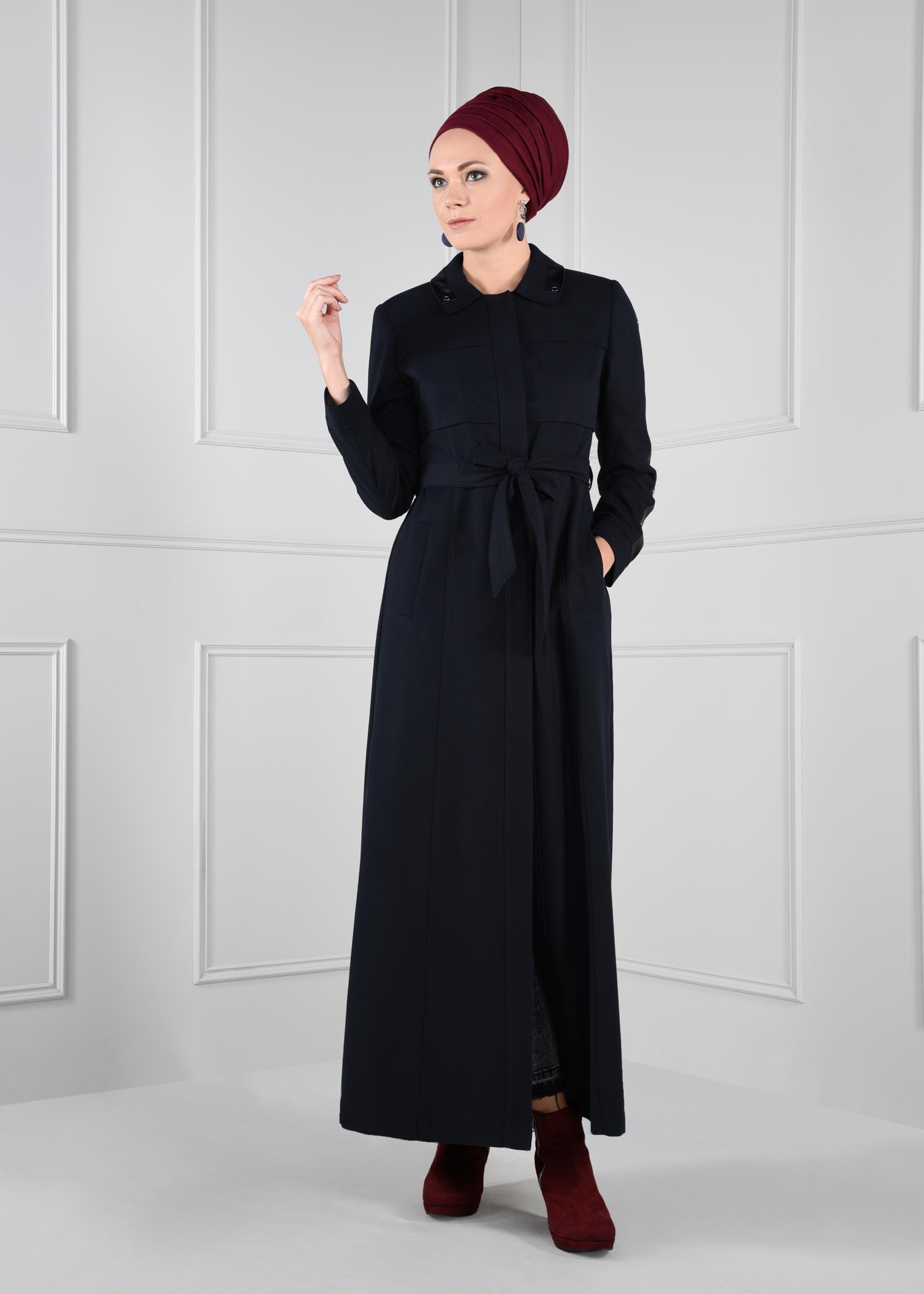 Tesettür giyim LACİVERT YAKASI KOLLARI BİYELİ KUŞAKLI PARDESÜ 1132