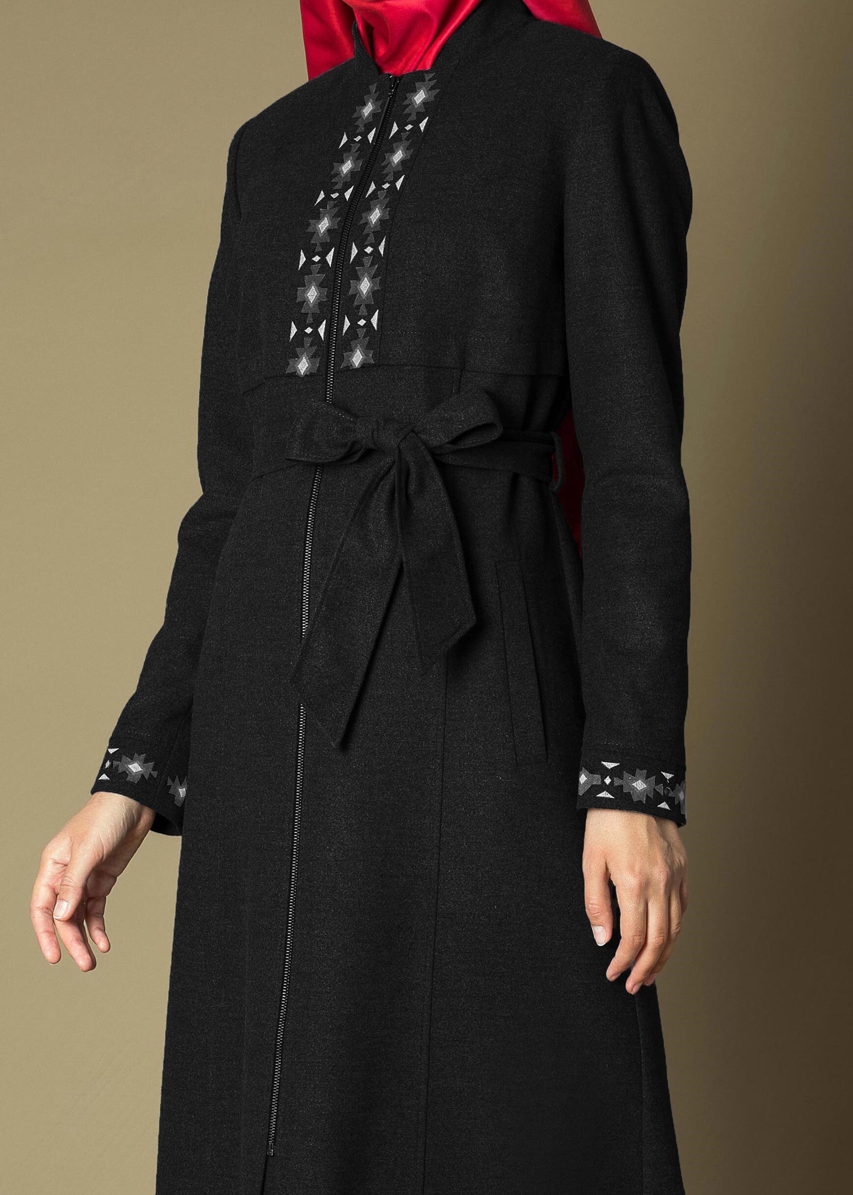 Tesettür giyim SİYAH KUŞAKLI HAKİM YAKA NAKIŞLI PARDESÜ 1134