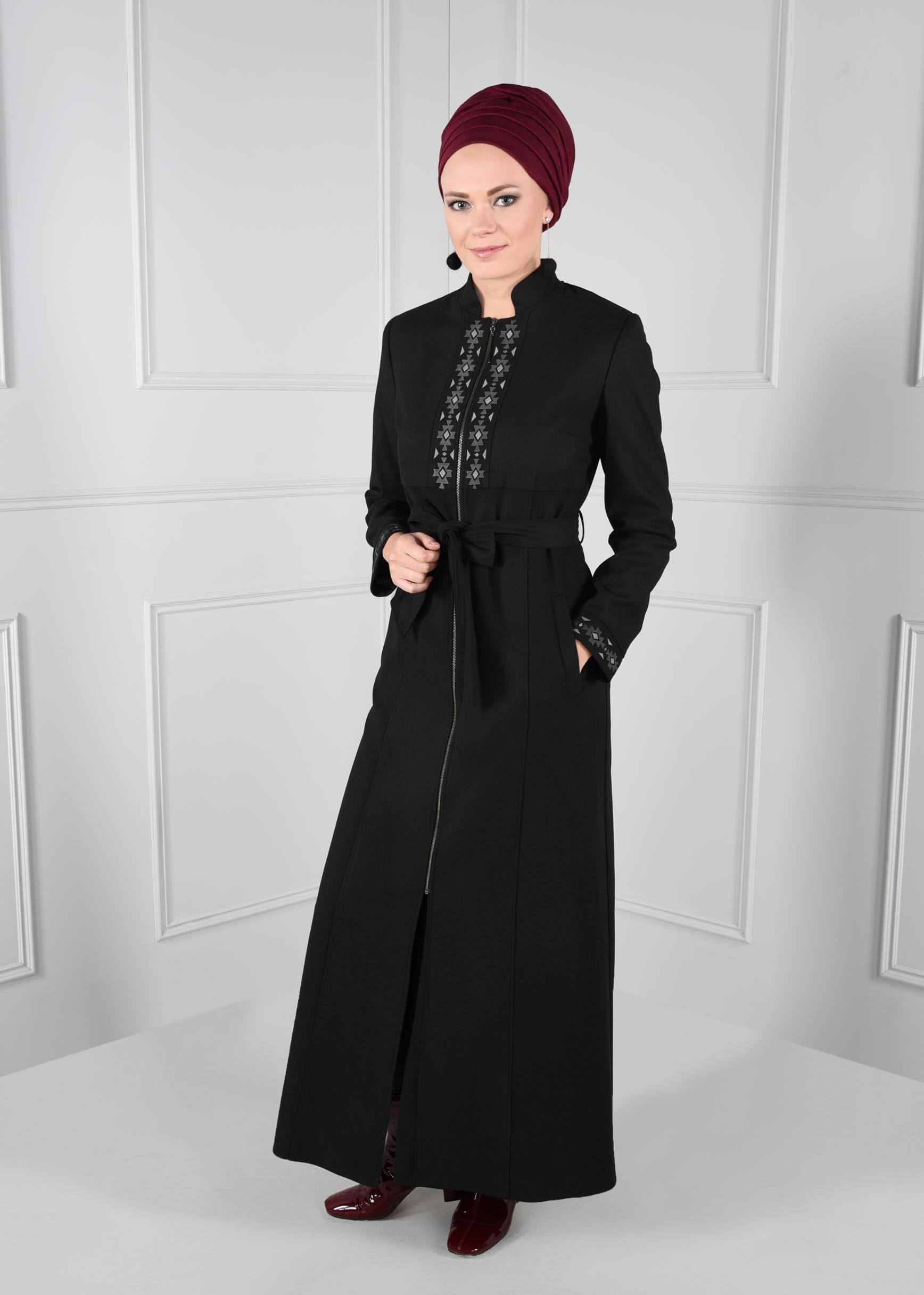 Tesettür giyim SİYAH KUŞAKLI HAKİM YAKA NAKIŞLI PARDESÜ 1134