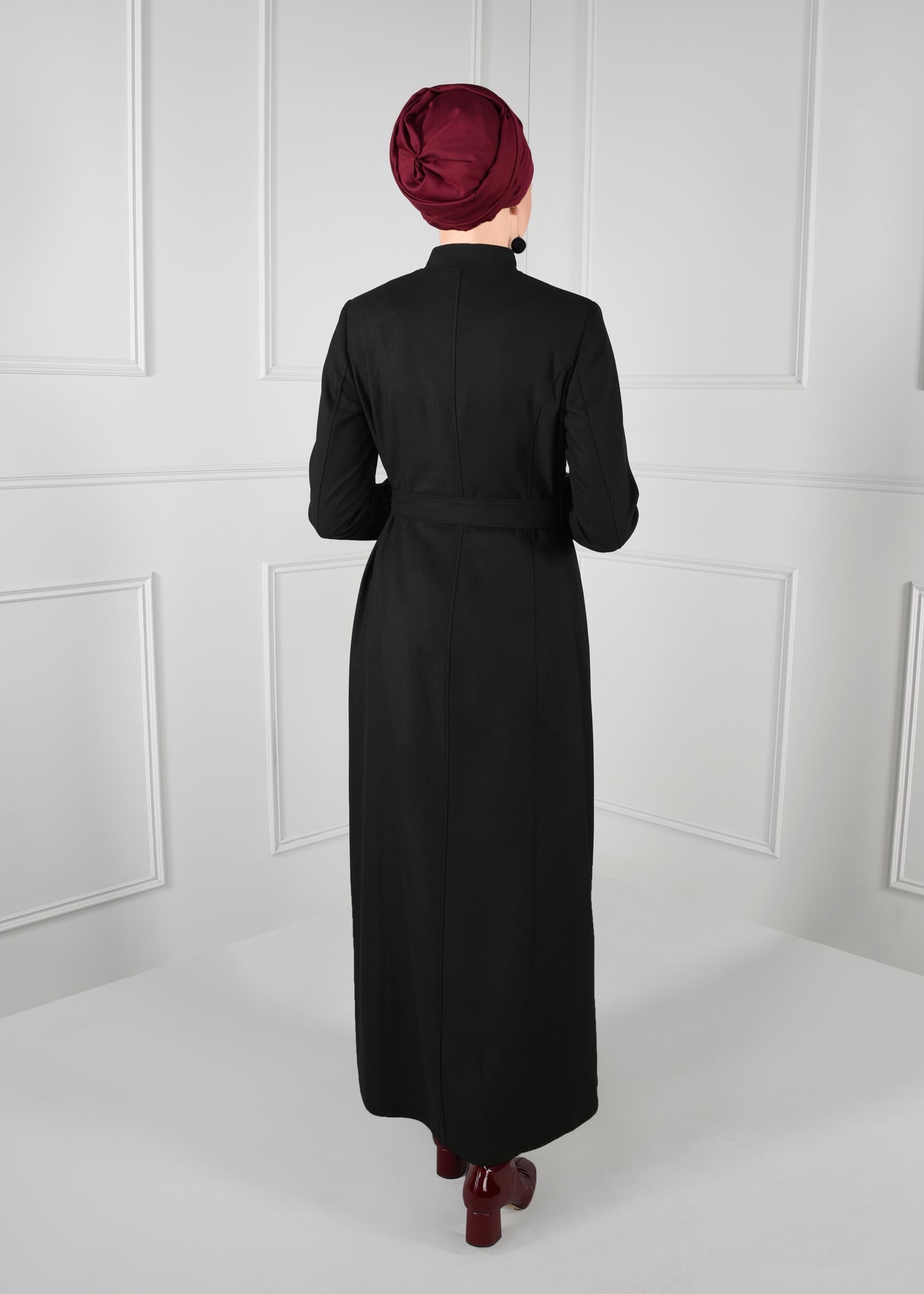 Tesettür giyim SİYAH KUŞAKLI HAKİM YAKA NAKIŞLI PARDESÜ 1134