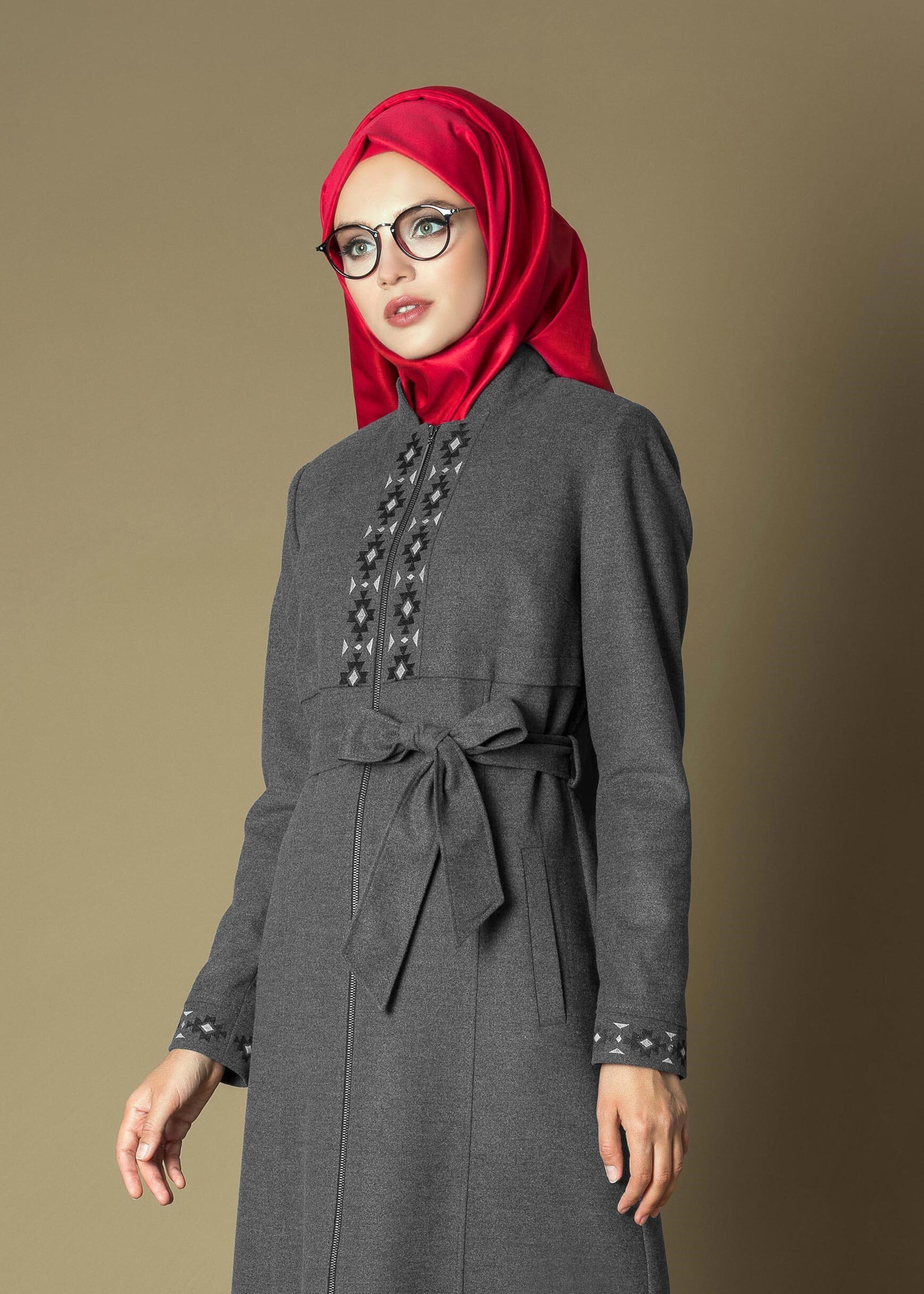Tesettür giyim GRİ KUŞAKLI HAKİM YAKA NAKIŞLI PARDESÜ 1134