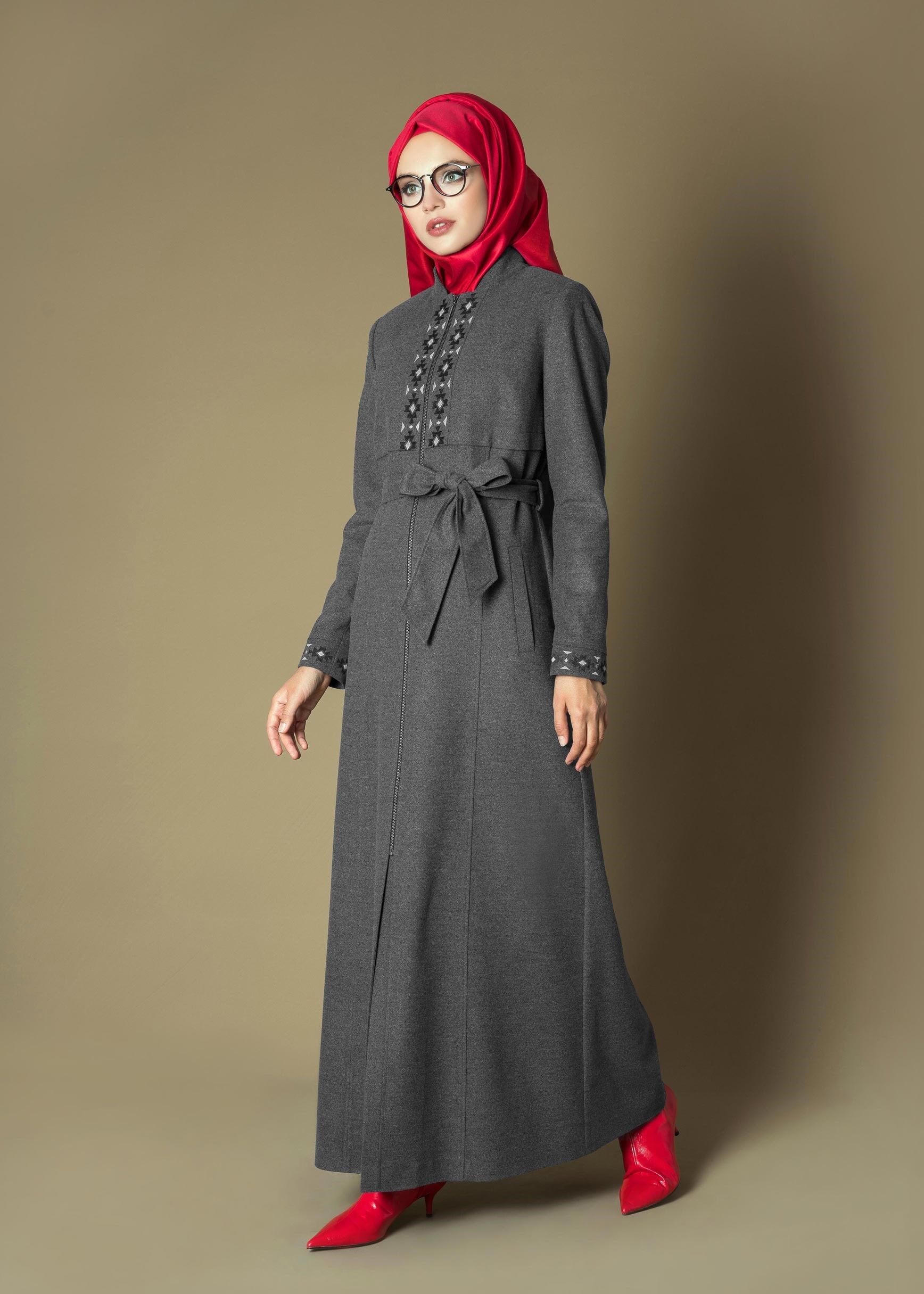 Tesettür giyim GRİ KUŞAKLI HAKİM YAKA NAKIŞLI PARDESÜ 1134