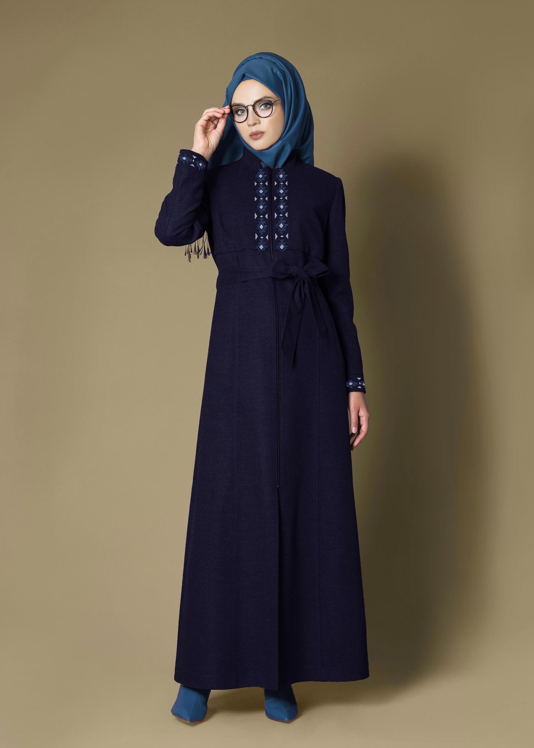 Tesettür giyim LACİVERT KUŞAKLI HAKİM YAKA NAKIŞLI PARDESÜ 1134