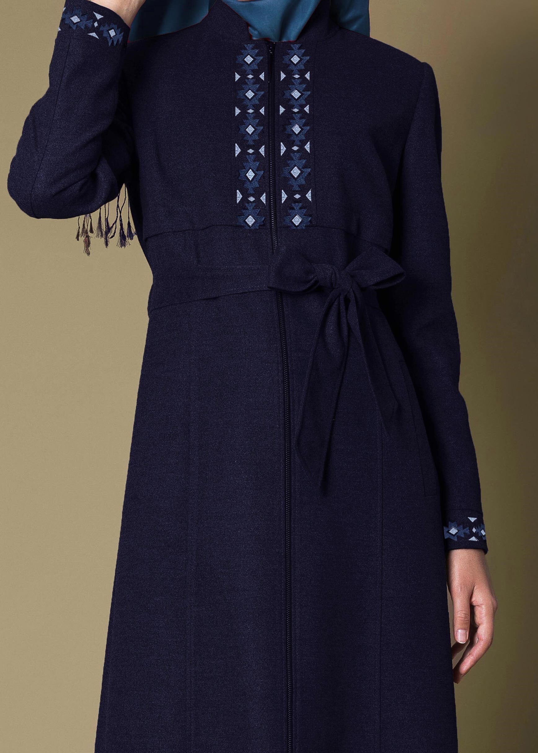 Tesettür giyim LACİVERT KUŞAKLI HAKİM YAKA NAKIŞLI PARDESÜ 1134