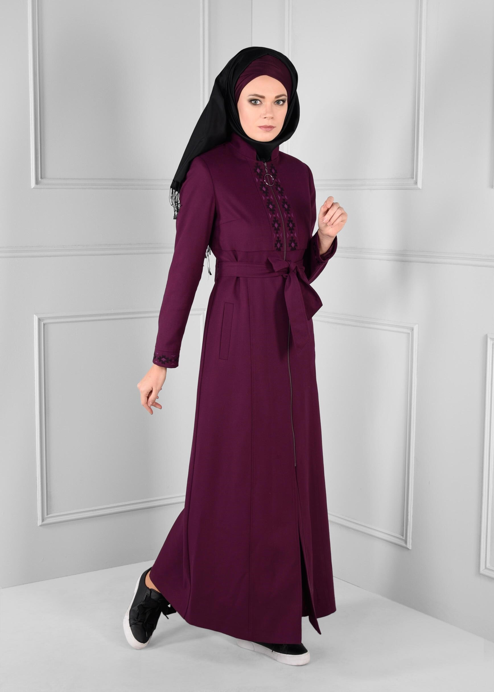 Tesettür giyim MÜRDÜM KUŞAKLI HAKİM YAKA NAKIŞLI PARDESÜ 1134
