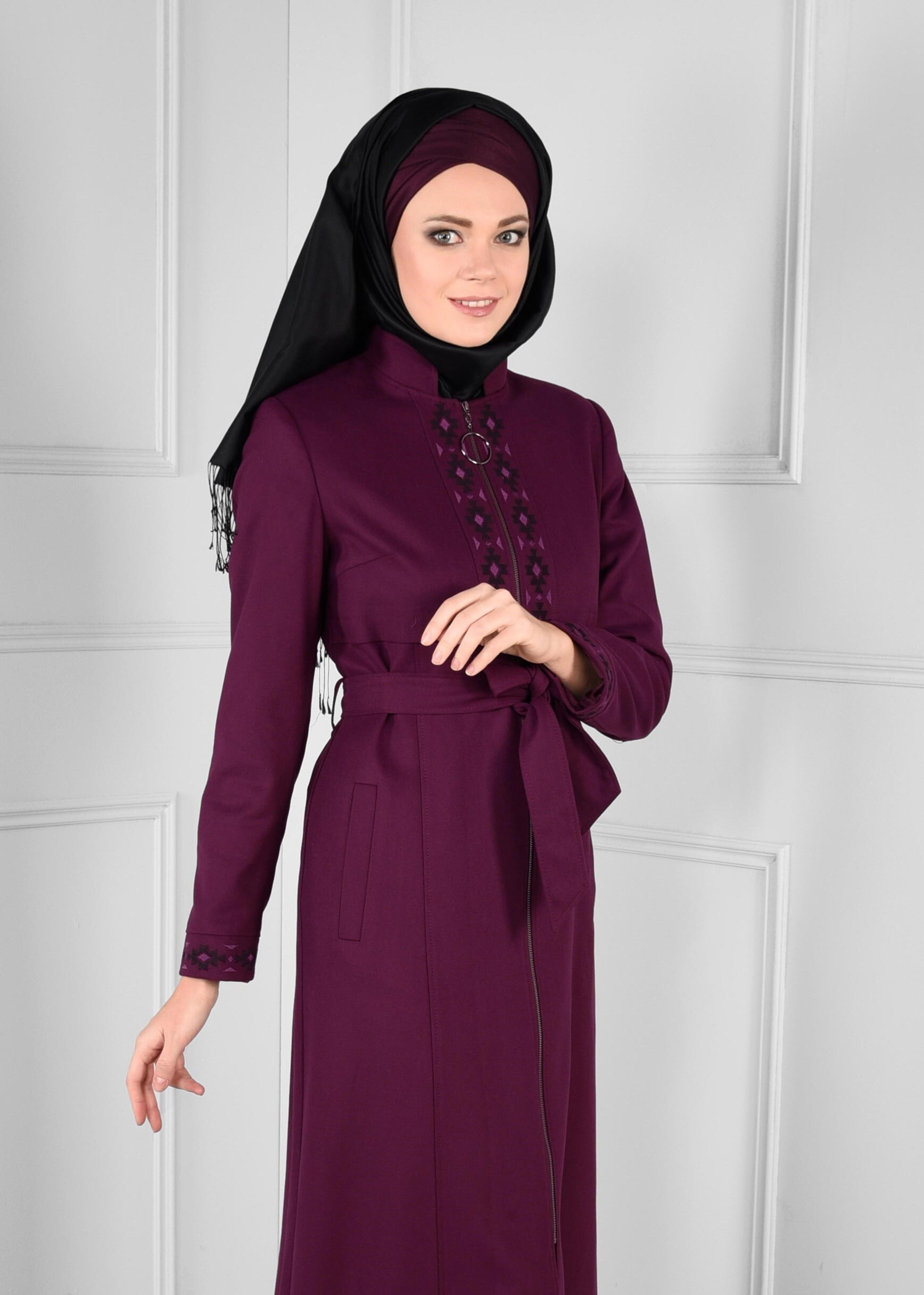 Tesettür giyim MÜRDÜM KUŞAKLI HAKİM YAKA NAKIŞLI PARDESÜ 1134