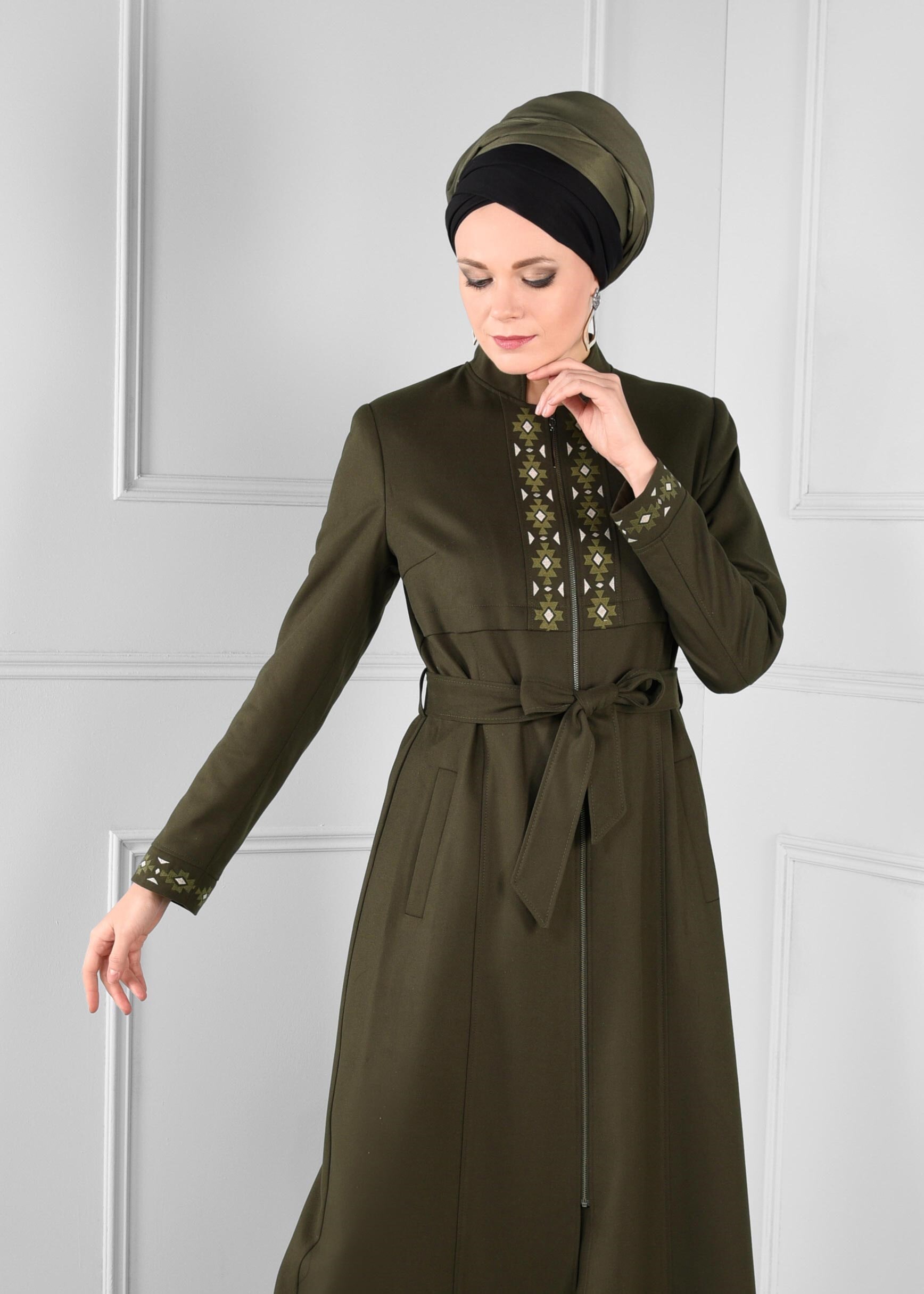 Tesettür giyim HAKİ KUŞAKLI HAKİM YAKA NAKIŞLI PARDESÜ 1134