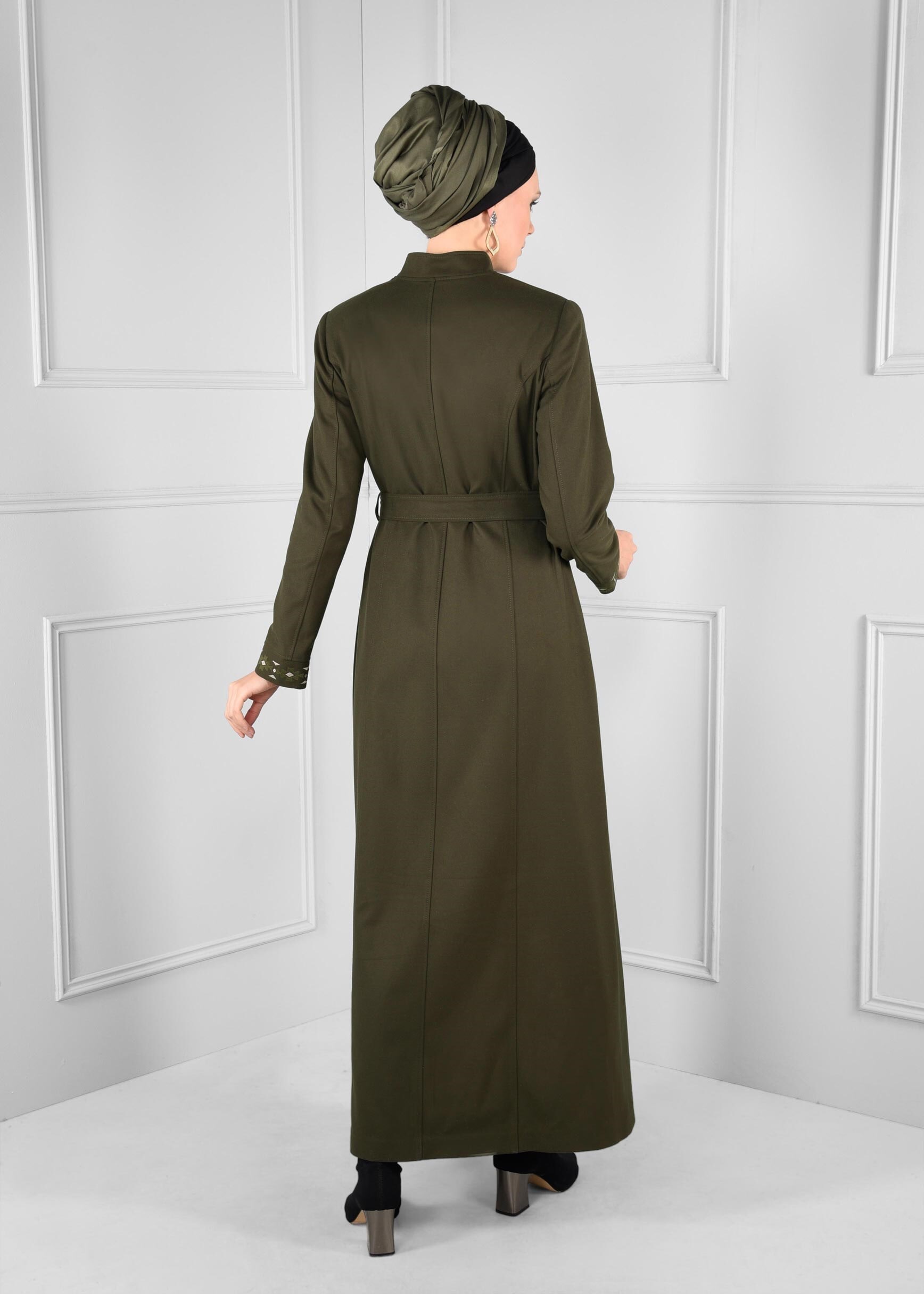 Tesettür giyim HAKİ KUŞAKLI HAKİM YAKA NAKIŞLI PARDESÜ 1134