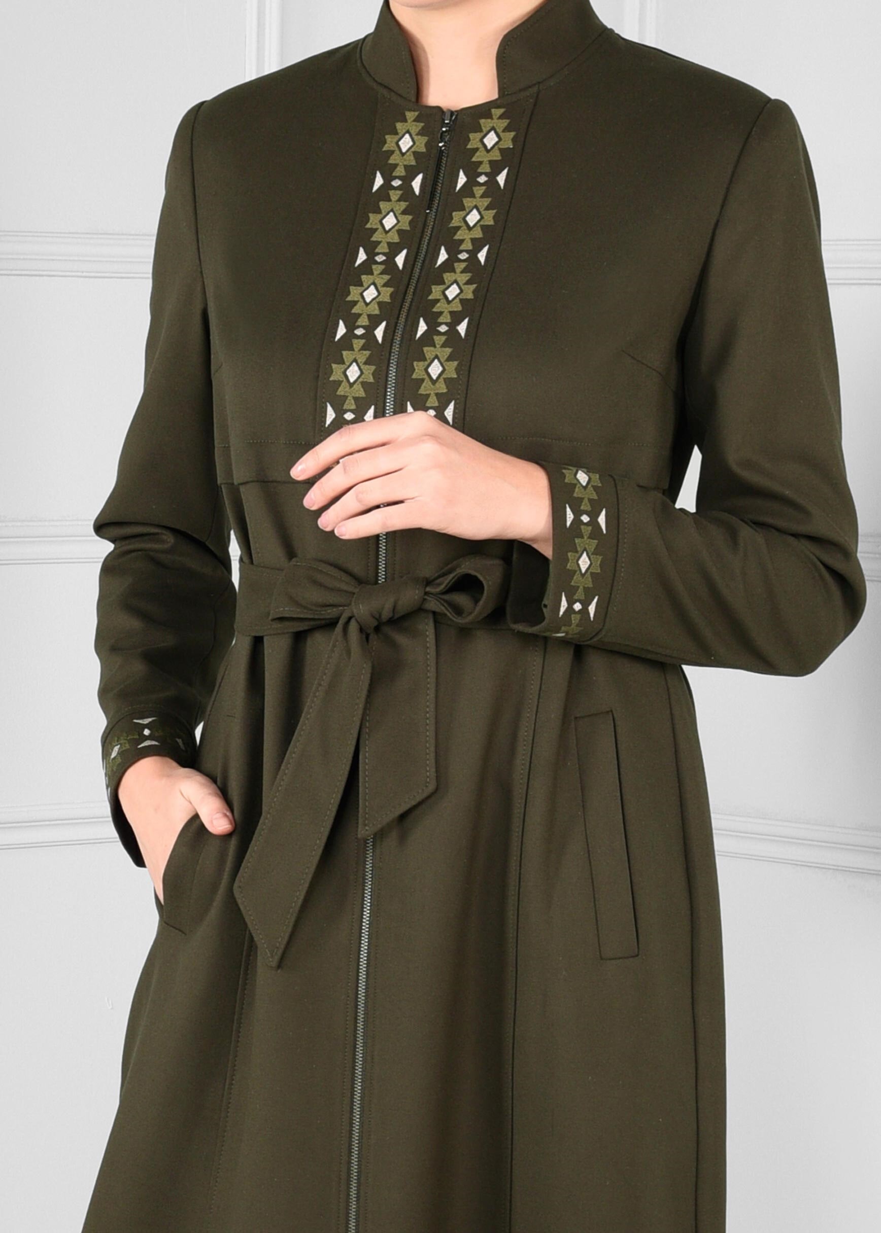 Tesettür giyim HAKİ KUŞAKLI HAKİM YAKA NAKIŞLI PARDESÜ 1134