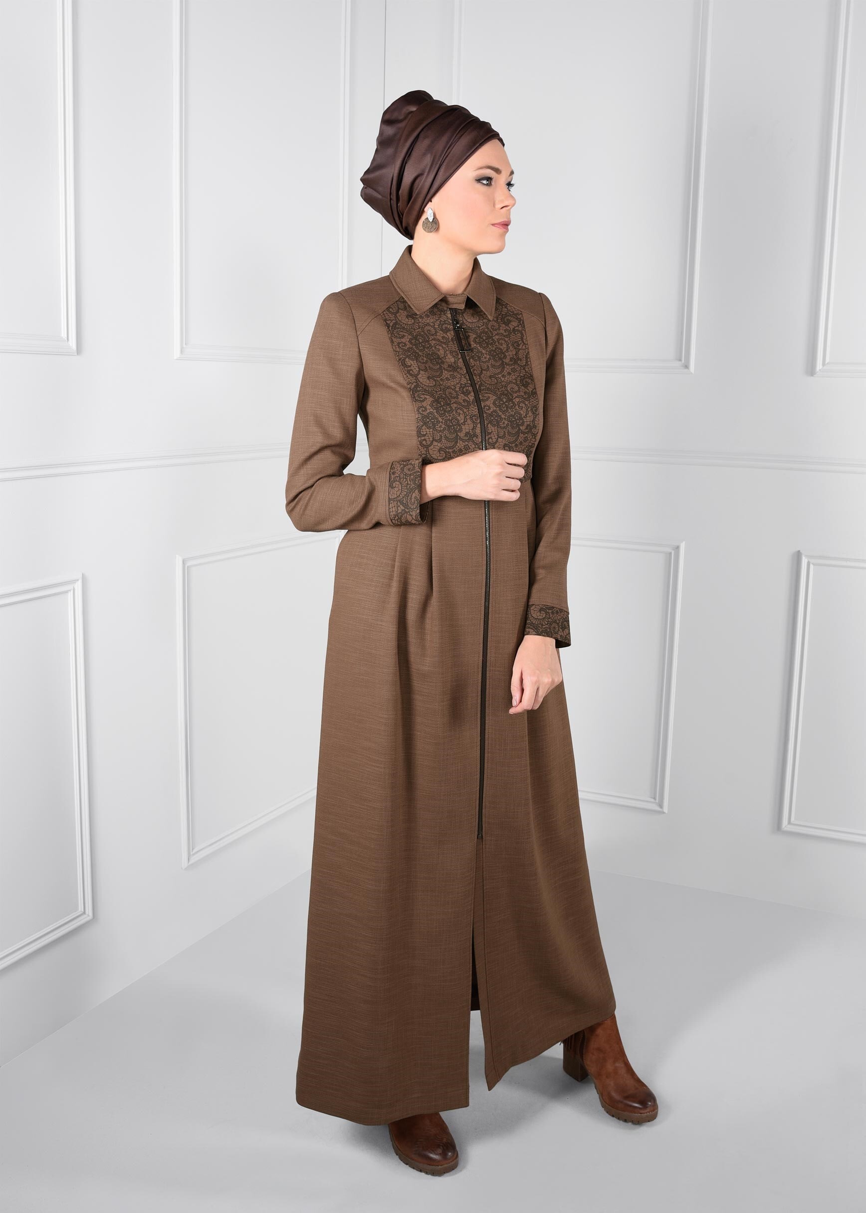 Tesettür giyim VİZON DANTEL DETAYLI CEPLİ FERMUARLI PARDESÜ 1137