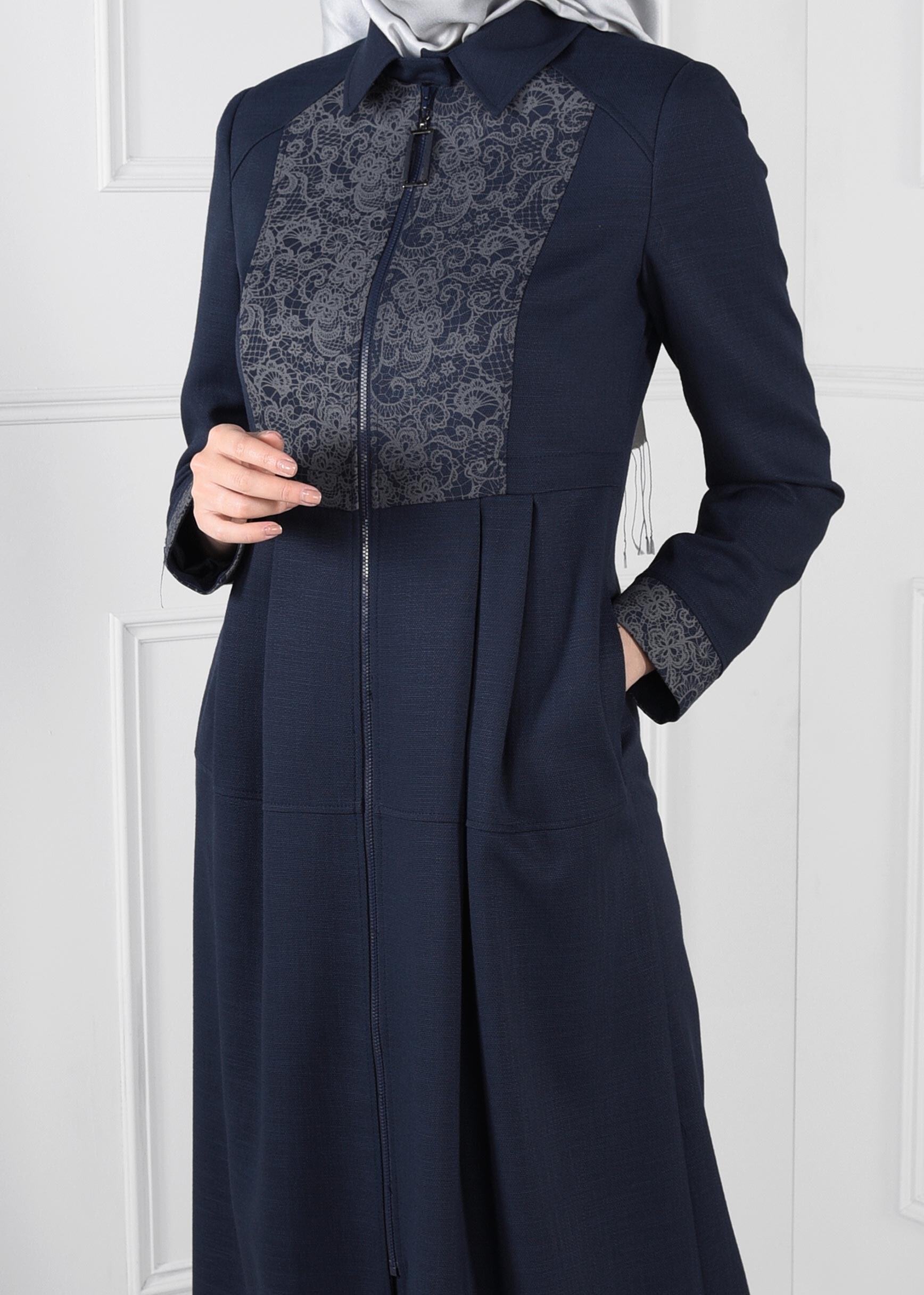 Tesettür giyim LACİVERT DANTEL DETAYLI CEPLİ FERMUARLI PARDESÜ 1137