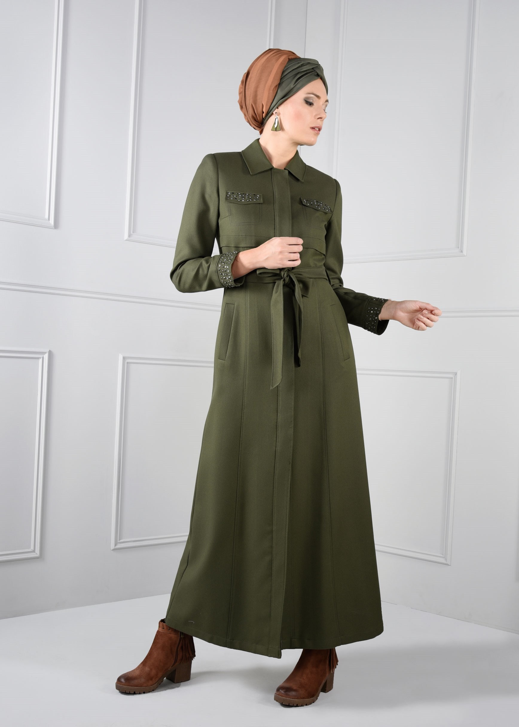 Tesettür giyim HAKİ CEPLERİ MANŞETLERİ ZIMBALI KUŞAKLI PARDESÜ 1138