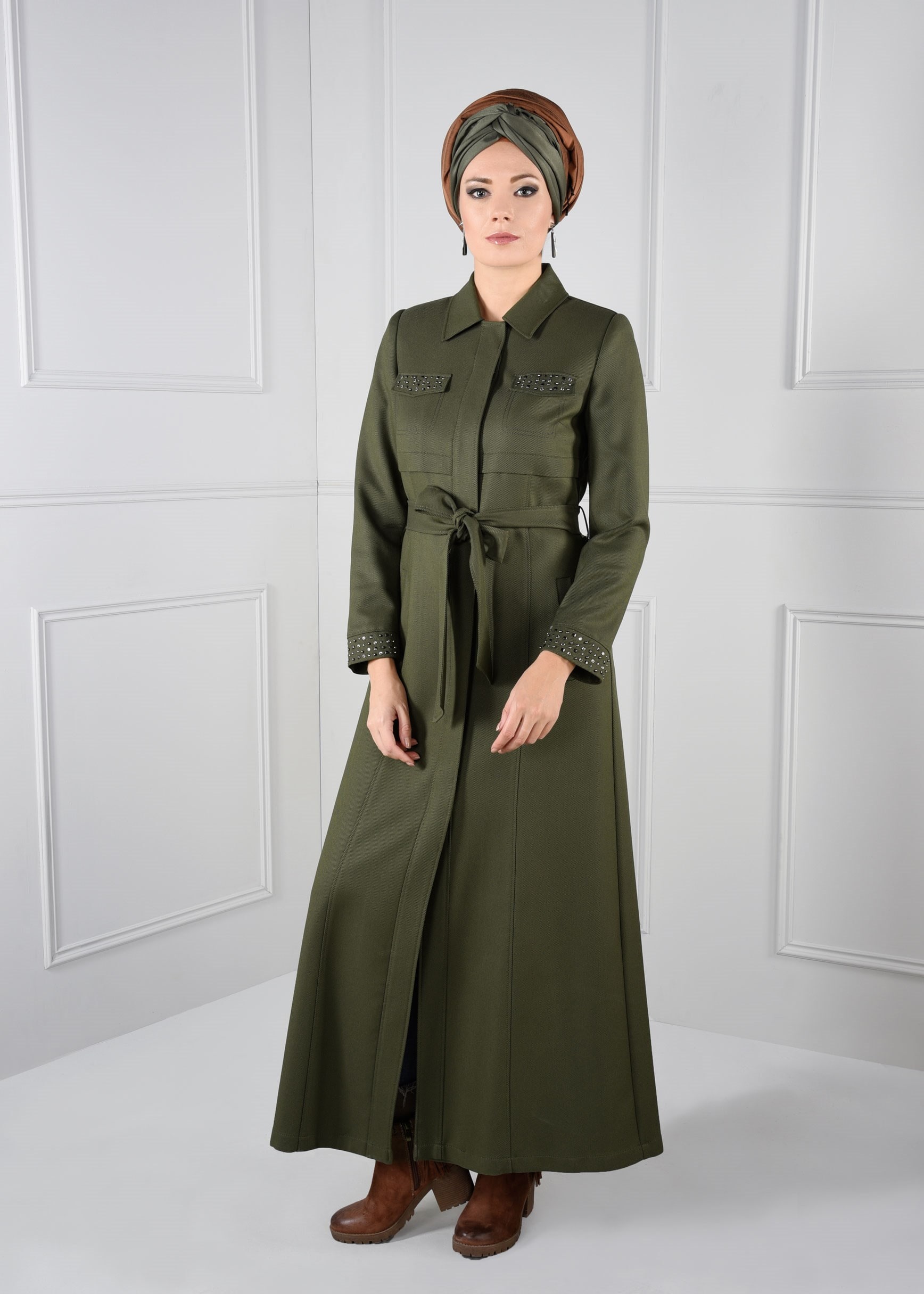 Tesettür giyim HAKİ CEPLERİ MANŞETLERİ ZIMBALI KUŞAKLI PARDESÜ 1138