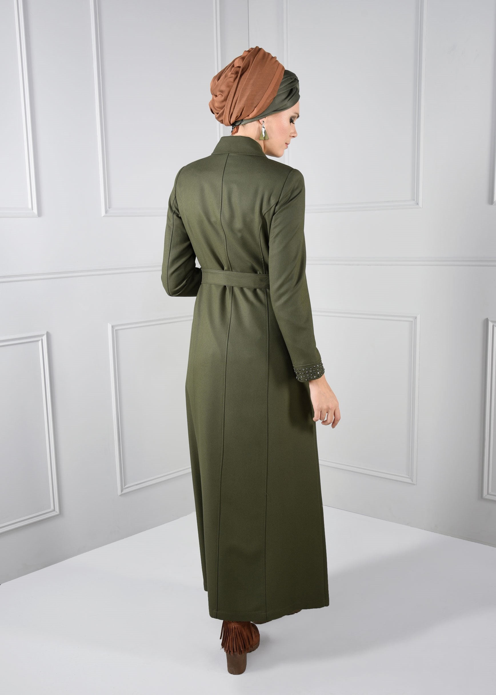 Tesettür giyim HAKİ CEPLERİ MANŞETLERİ ZIMBALI KUŞAKLI PARDESÜ 1138