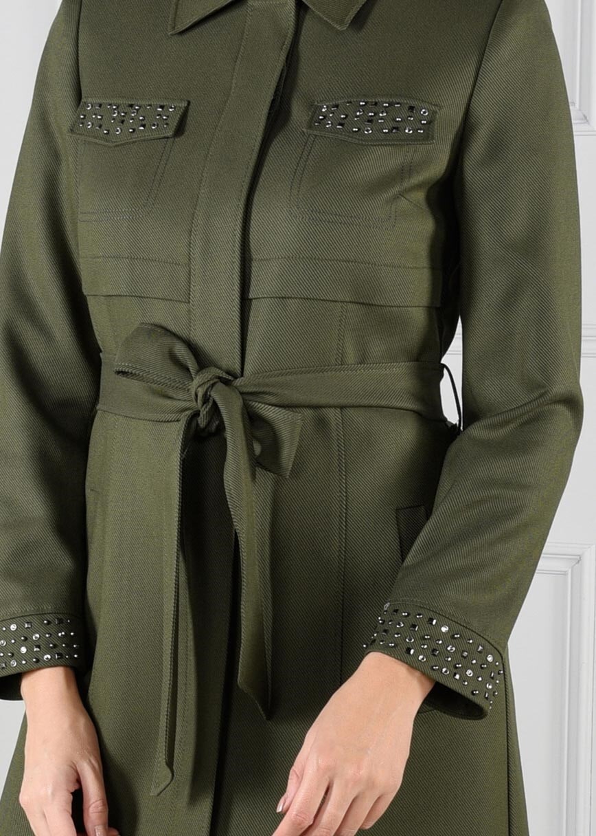 Tesettür giyim HAKİ CEPLERİ MANŞETLERİ ZIMBALI KUŞAKLI PARDESÜ 1138