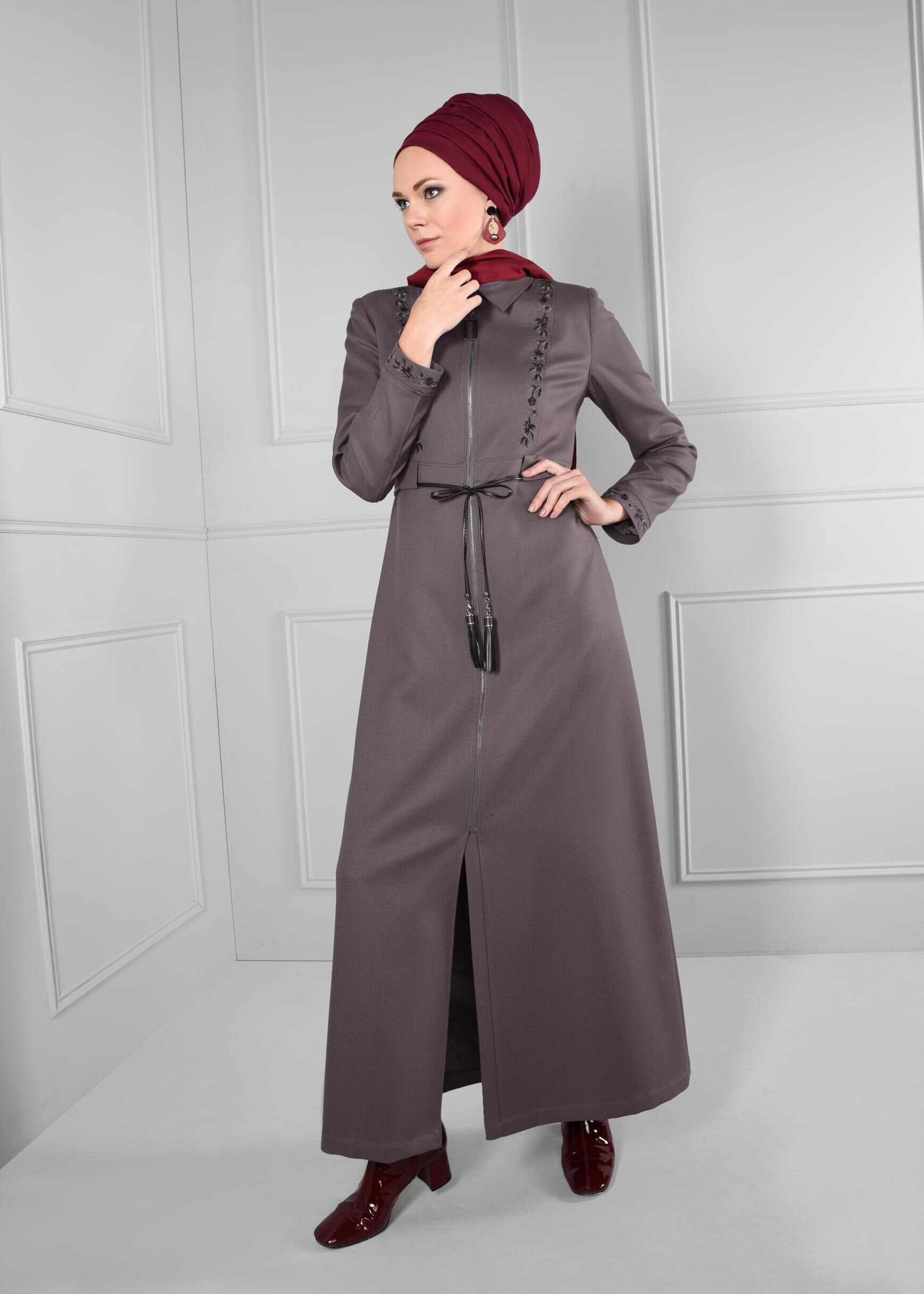 Tesettür giyim GRİ BAĞCIKLI NAKIŞLI PARDESÜ 1140