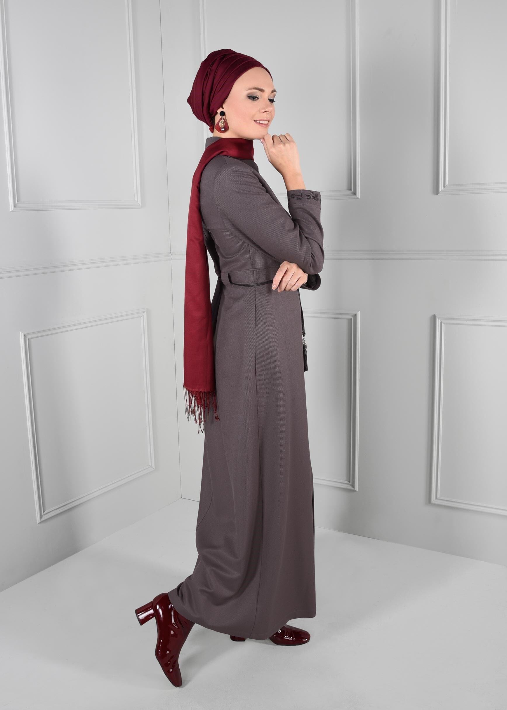 Tesettür giyim GRİ BAĞCIKLI NAKIŞLI PARDESÜ 1140