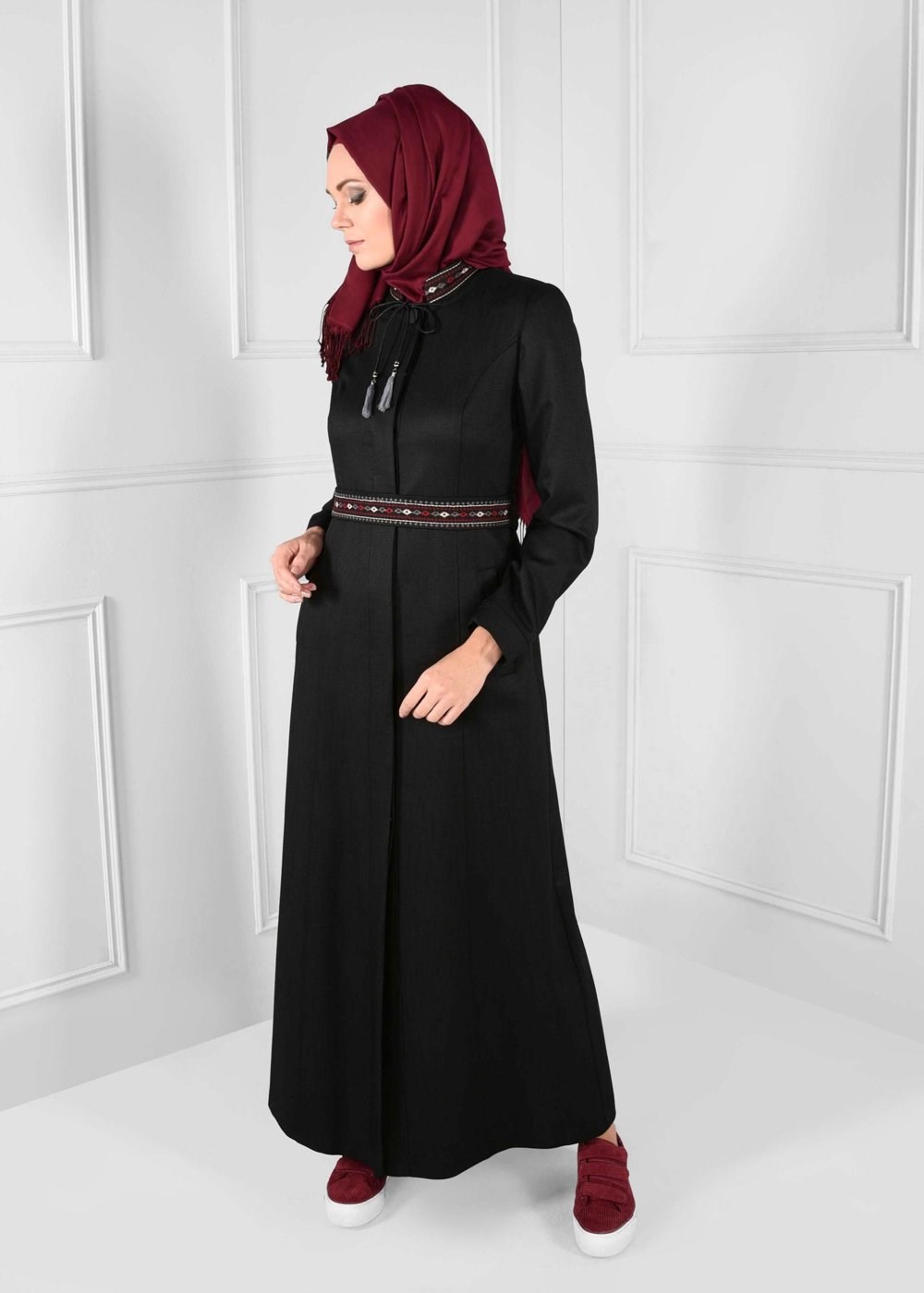 Tesettür giyim SİYAH YAKASI KEMERİ NAKIŞLI CEPLİ PARDESÜ 1142