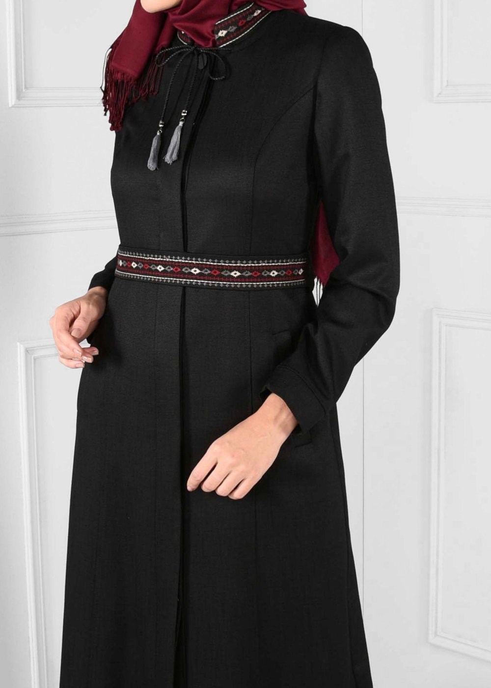 Tesettür giyim SİYAH YAKASI KEMERİ NAKIŞLI CEPLİ PARDESÜ 1142