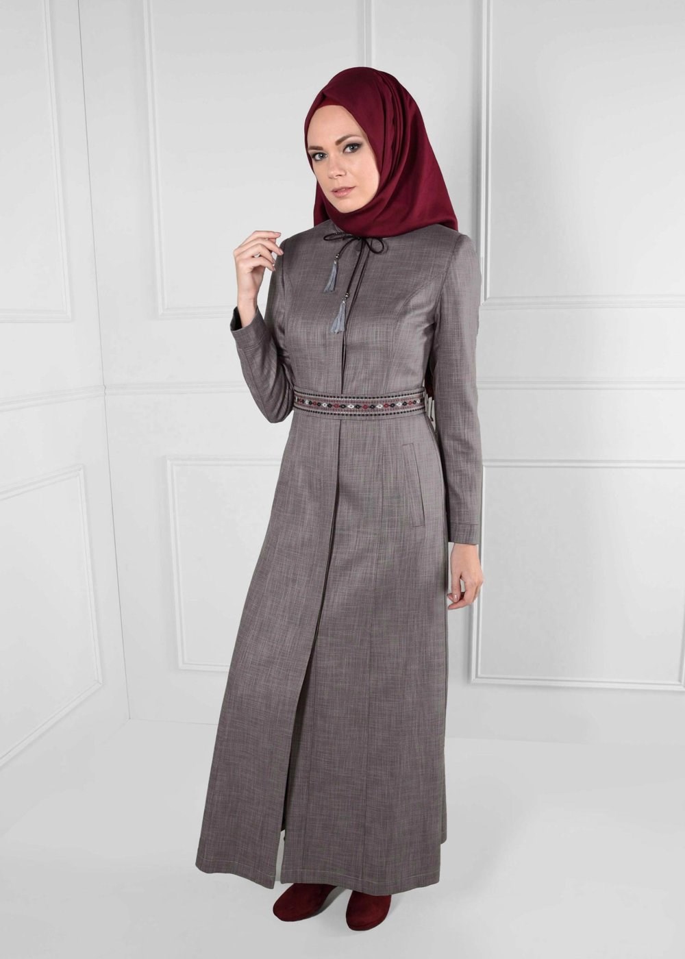 Tesettür giyim GRİ YAKASI KEMERİ NAKIŞLI CEPLİ PARDESÜ 1142