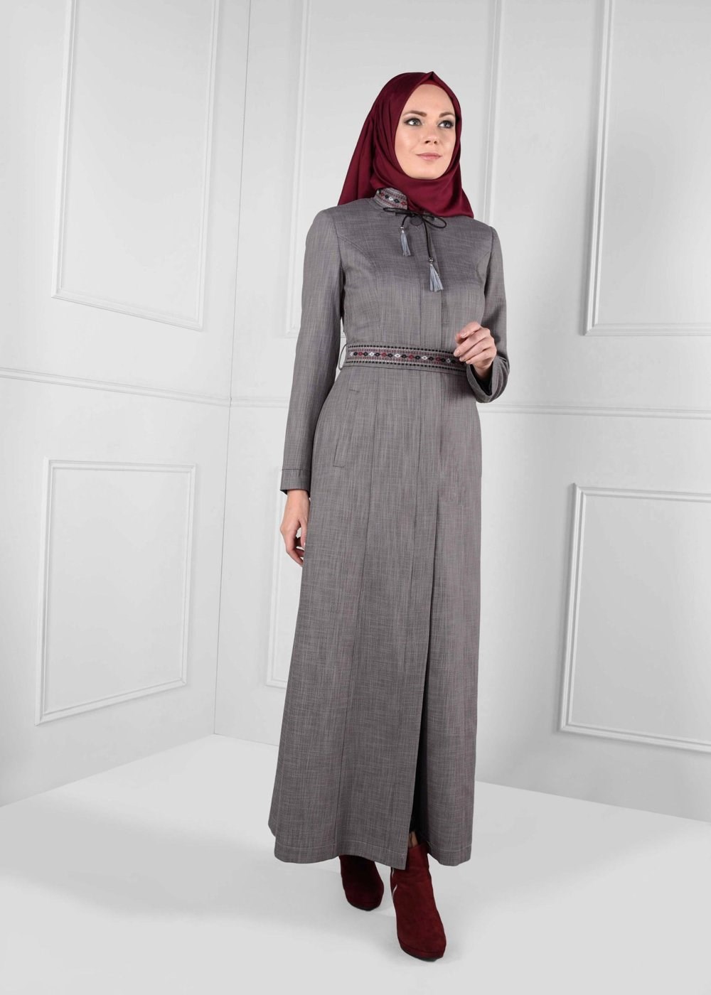 Tesettür giyim GRİ YAKASI KEMERİ NAKIŞLI CEPLİ PARDESÜ 1142