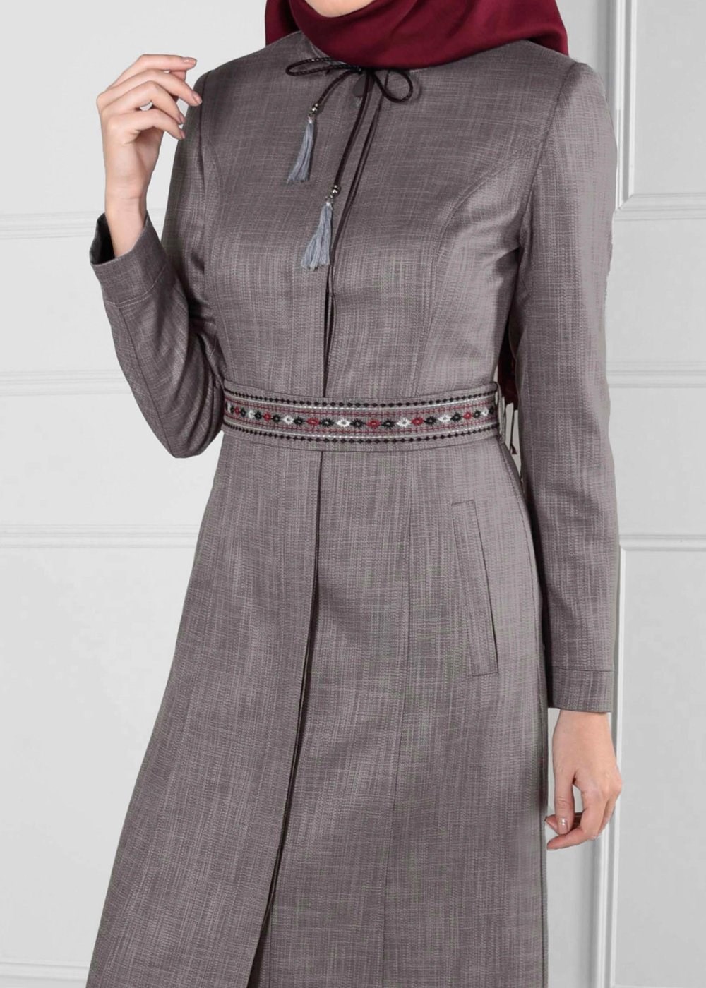 Tesettür giyim GRİ YAKASI KEMERİ NAKIŞLI CEPLİ PARDESÜ 1142