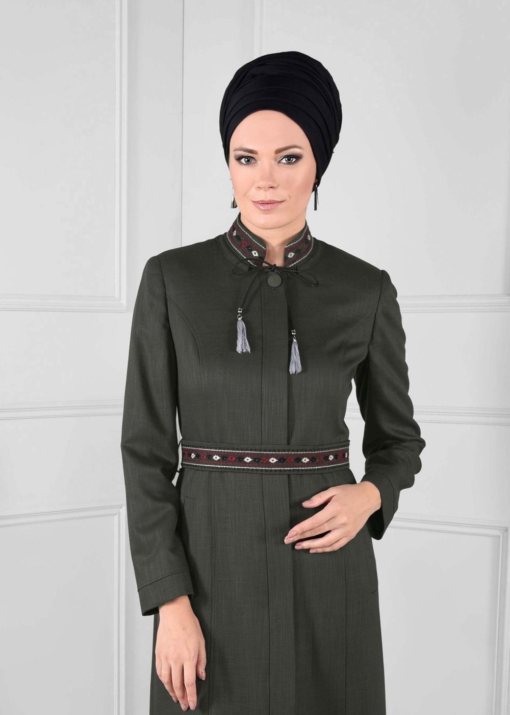 Tesettür giyim HAKİ YAKASI KEMERİ NAKIŞLI CEPLİ PARDESÜ 1142