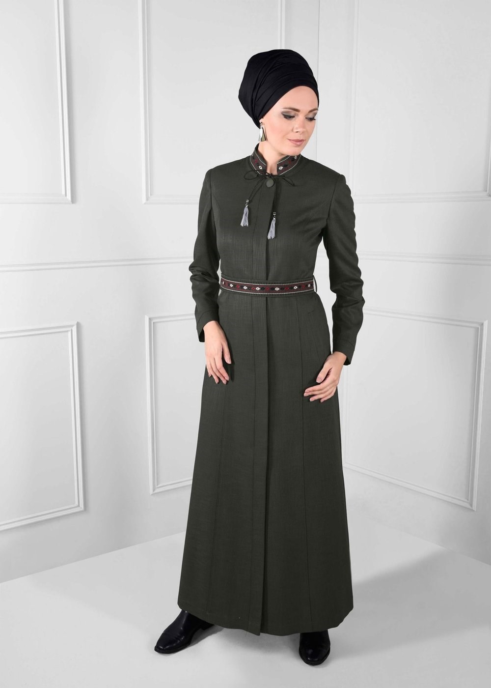 Tesettür giyim HAKİ YAKASI KEMERİ NAKIŞLI CEPLİ PARDESÜ 1142