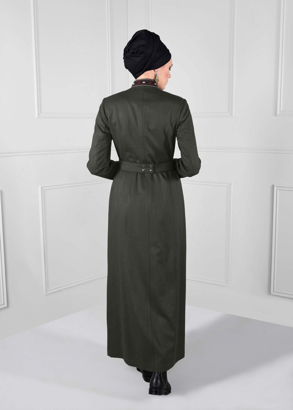 Tesettür giyim HAKİ YAKASI KEMERİ NAKIŞLI CEPLİ PARDESÜ 1142