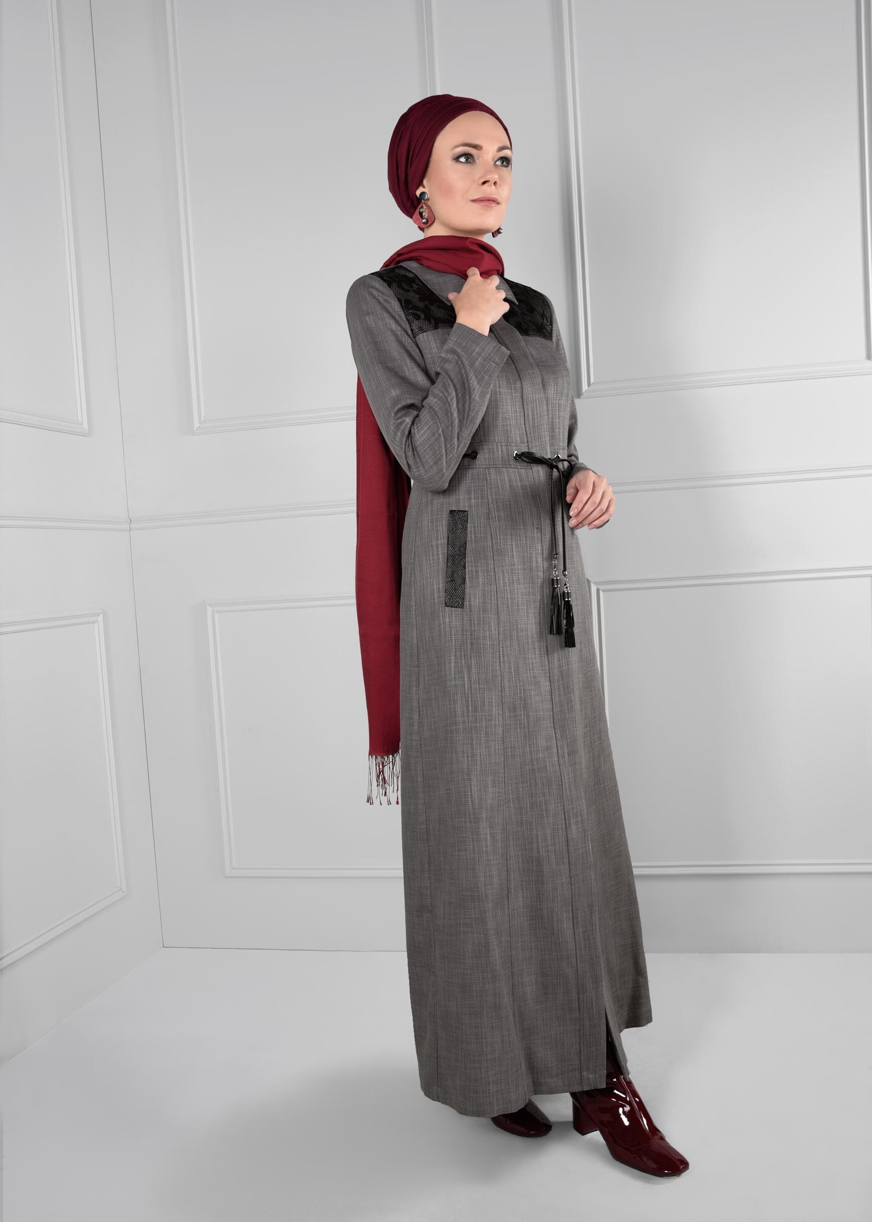 Tesettür giyim GRİ BELDEN BAĞCIKLI DANTEL DETAYLI CEPLİ PARDESÜ 1144