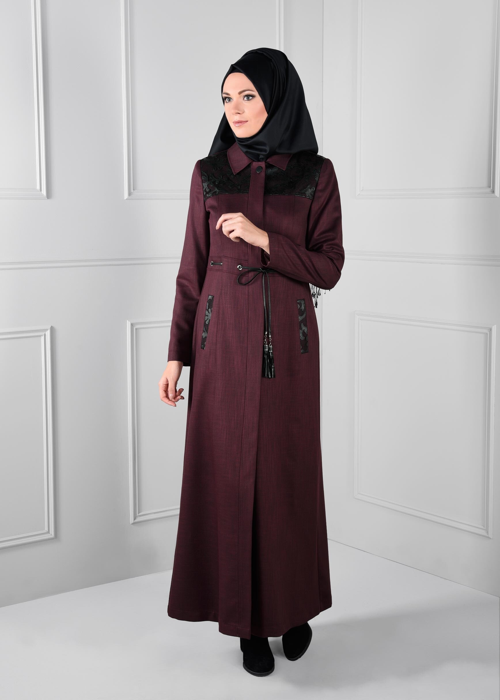 Tesettür giyim BORDO BELDEN BAĞCIKLI DANTEL DETAYLI CEPLİ PARDESÜ 1144