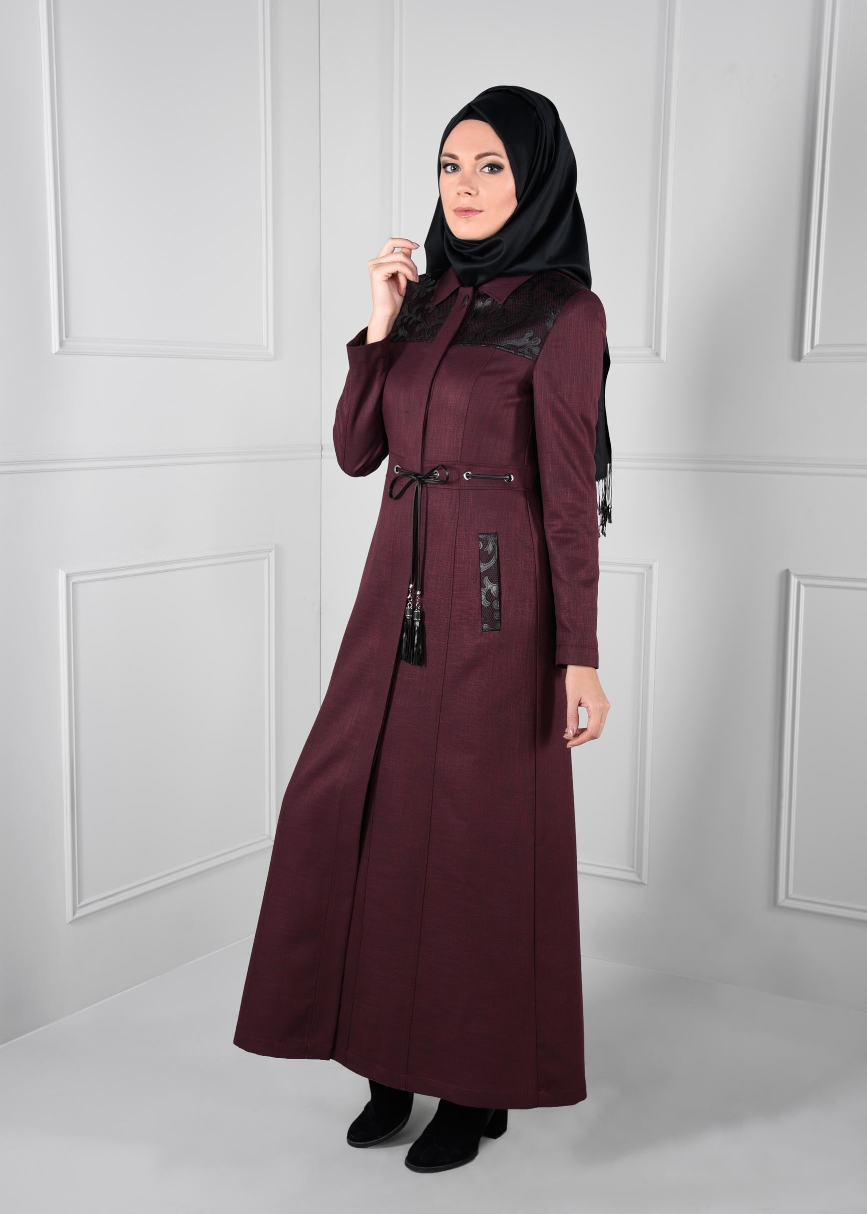 Tesettür giyim BORDO BELDEN BAĞCIKLI DANTEL DETAYLI CEPLİ PARDESÜ 1144