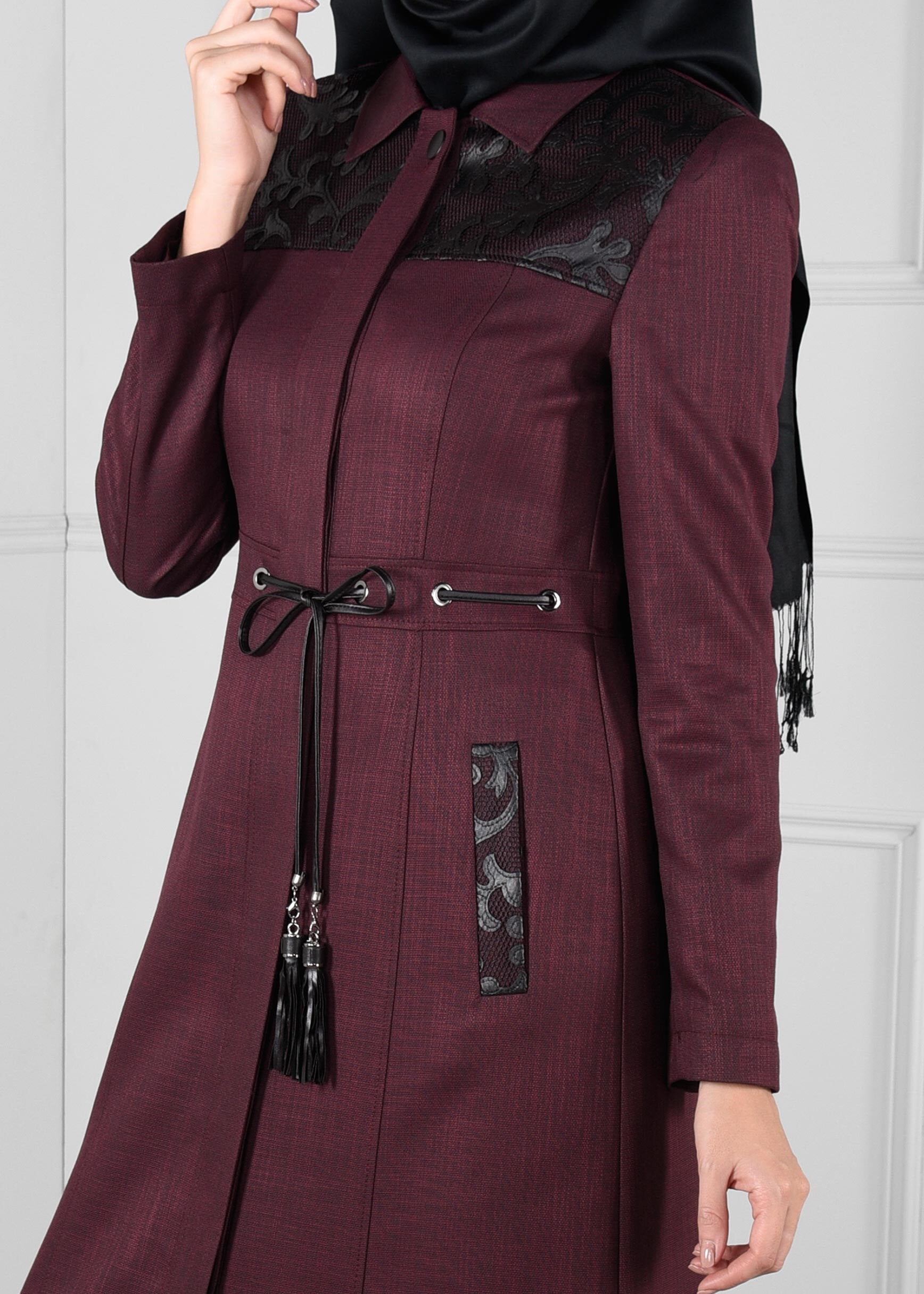 Tesettür giyim BORDO BELDEN BAĞCIKLI DANTEL DETAYLI CEPLİ PARDESÜ 1144
