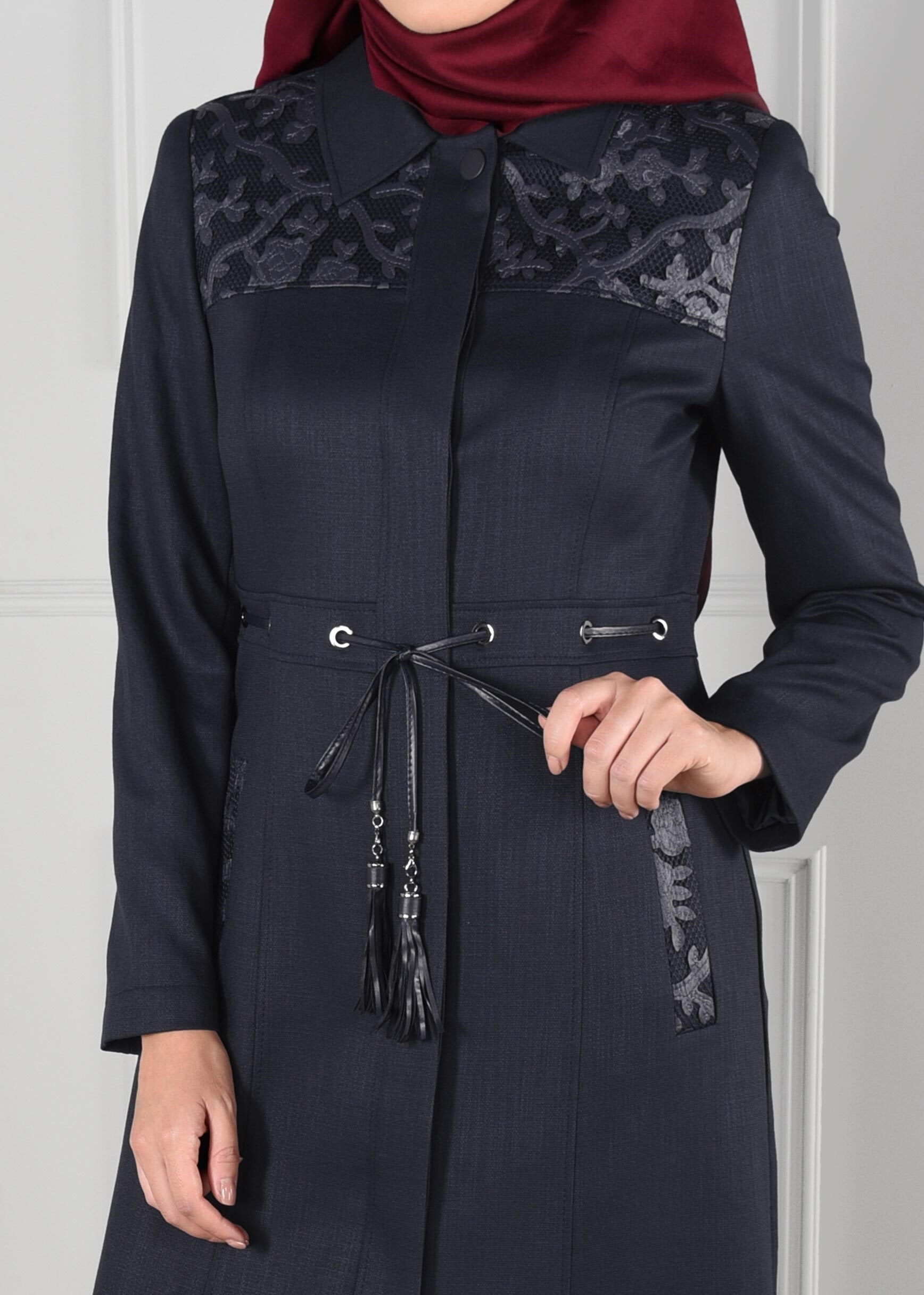 Tesettür giyim LACİVERT BELDEN BAĞCIKLI DANTEL DETAYLI CEPLİ PARDESÜ 1144