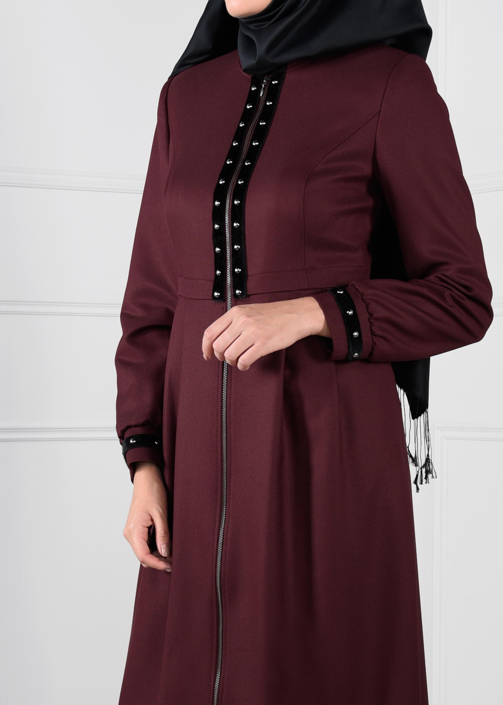 Tesettür giyim BORDO BONCUK İŞLEMELİ FERMUARLI PARDESÜ 1148