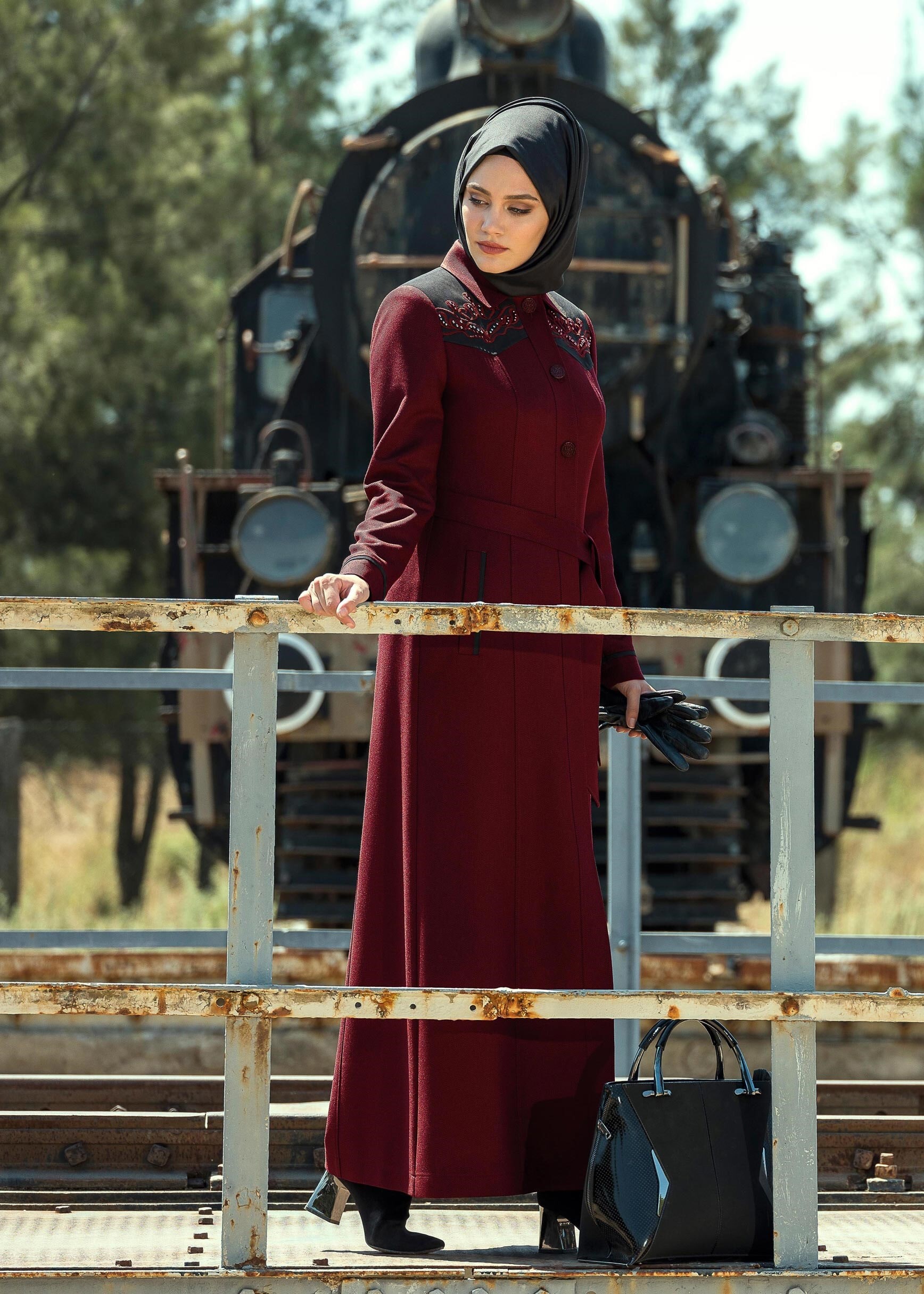 Tesettür giyim BORDO NAKIŞLI BONCUK İŞLEMELİ KUŞAKLI PARDESÜ 1153