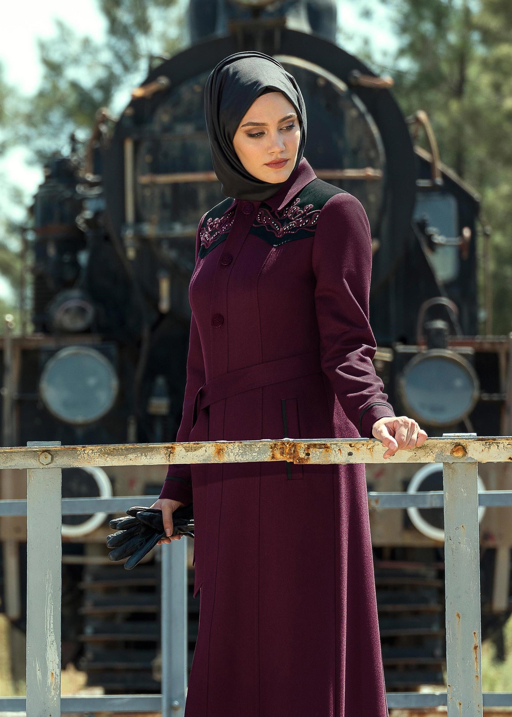 Tesettür giyim MÜRDÜM NAKIŞLI BONCUK İŞLEMELİ KUŞAKLI PARDESÜ 1153