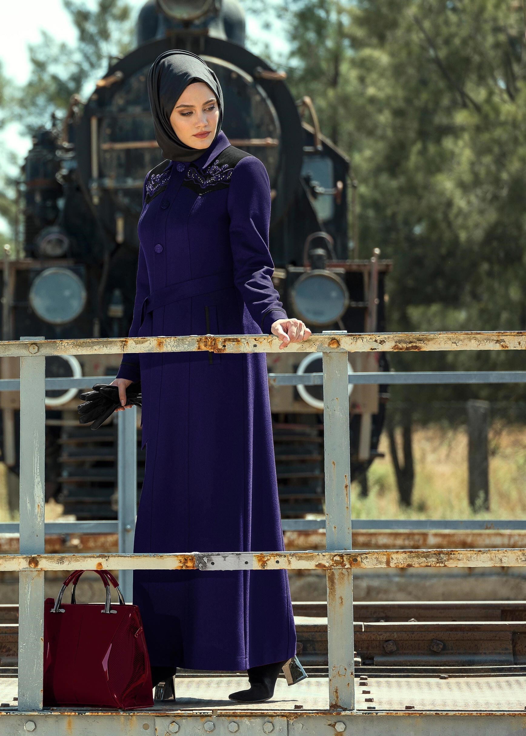 Tesettür giyim LACİVERT NAKIŞLI BONCUK İŞLEMELİ KUŞAKLI PARDESÜ 1153