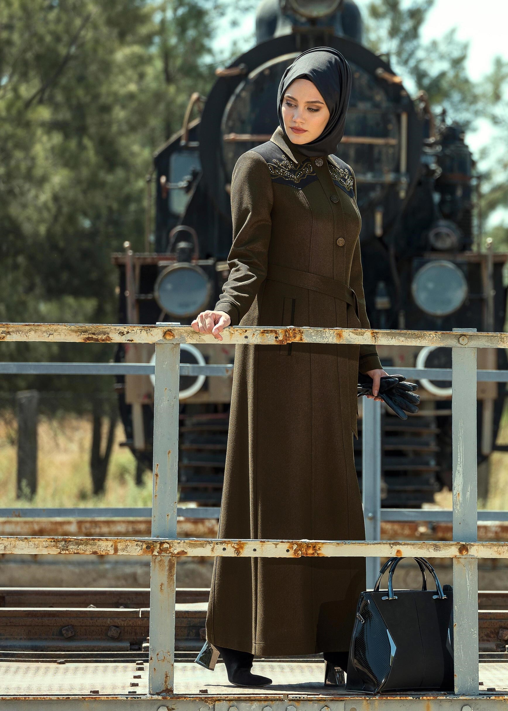 Tesettür giyim HAKİ NAKIŞLI BONCUK İŞLEMELİ KUŞAKLI PARDESÜ 1153