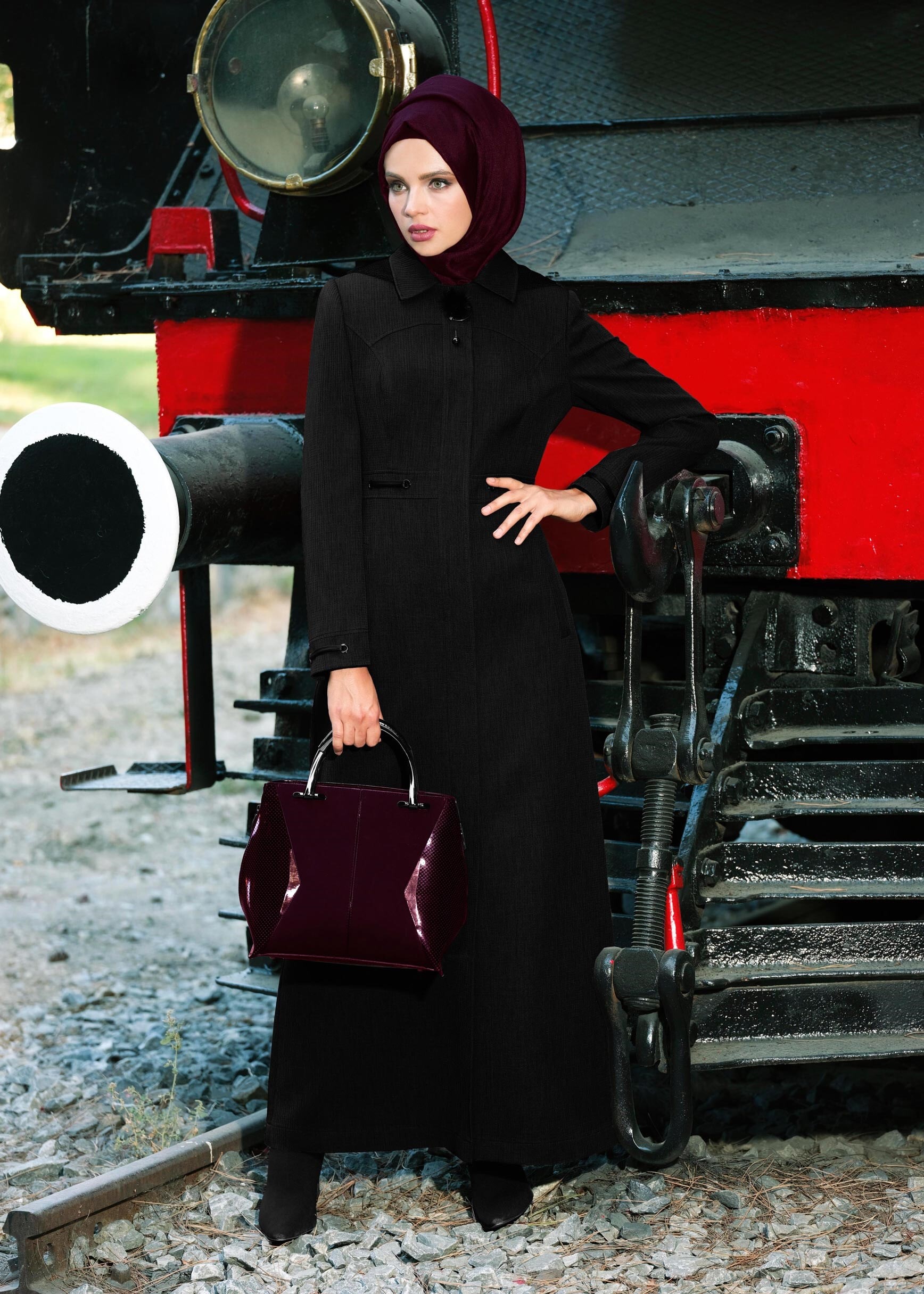 Tesettür giyim SİYAH KOLLARI BELİ DETAYLI BROŞLU PARDESÜ 1154