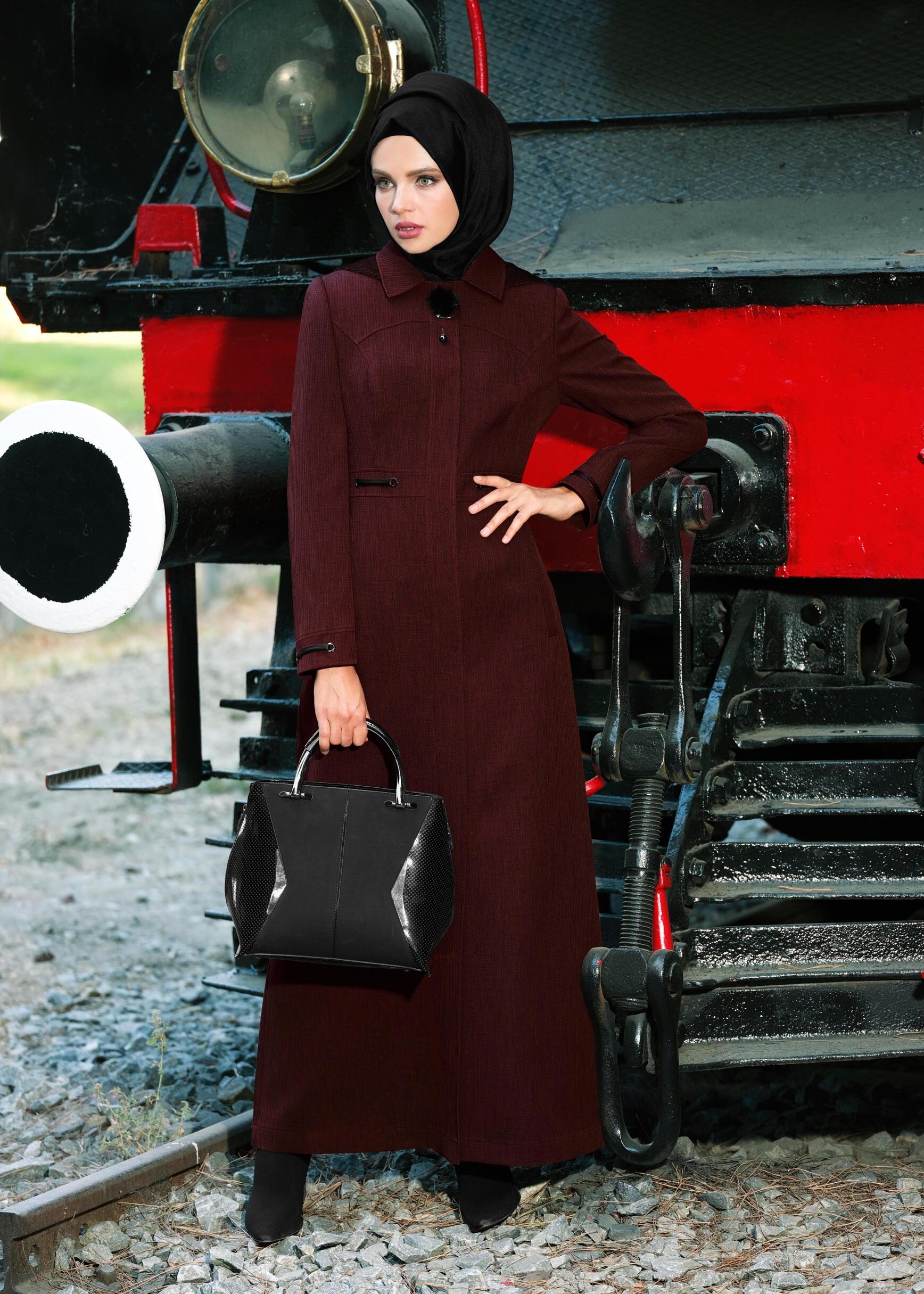 Tesettür giyim BORDO KOLLARI BELİ DETAYLI BROŞLU PARDESÜ 1154