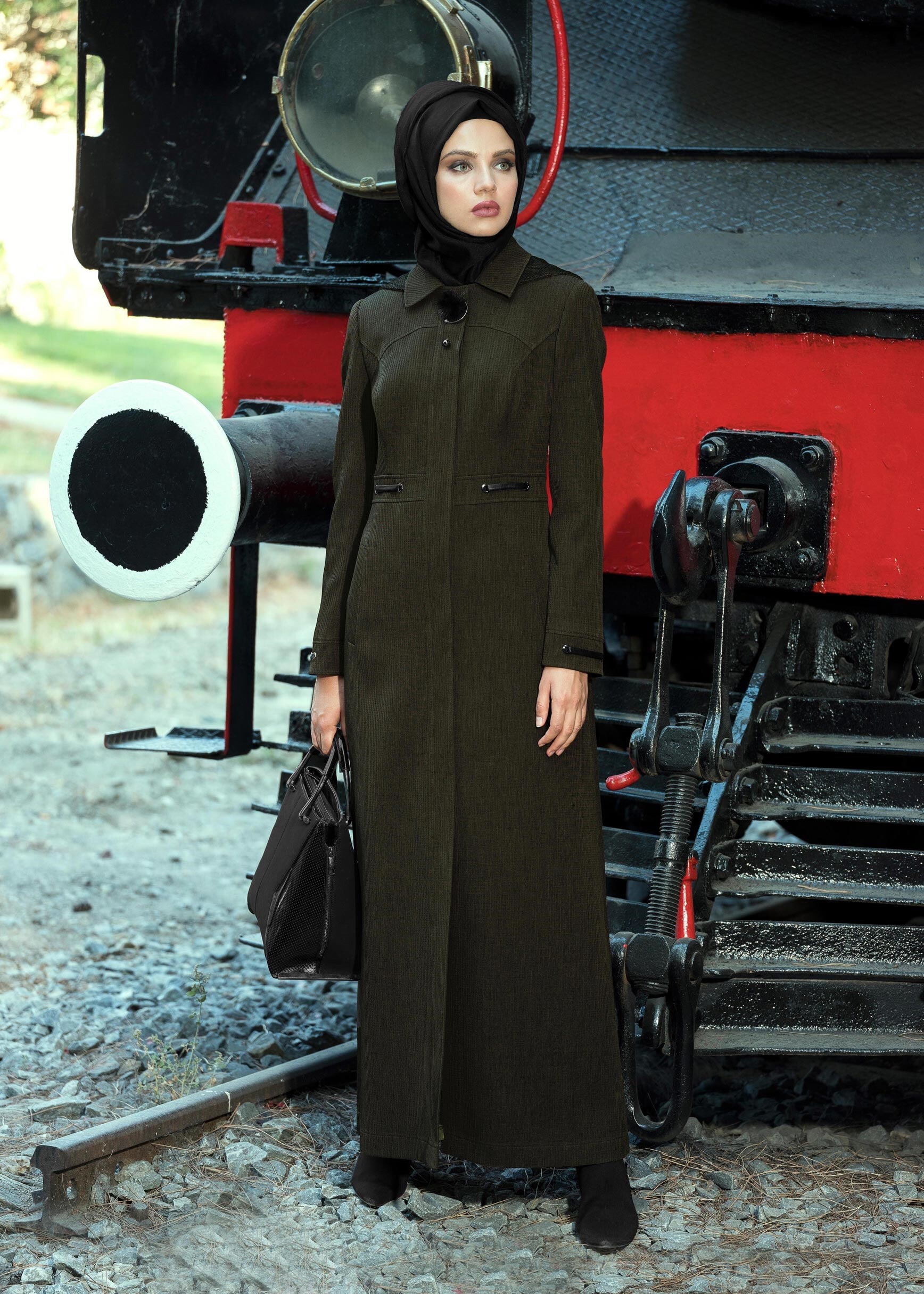 Tesettür giyim HAKİ KOLLARI BELİ DETAYLI BROŞLU PARDESÜ 1154