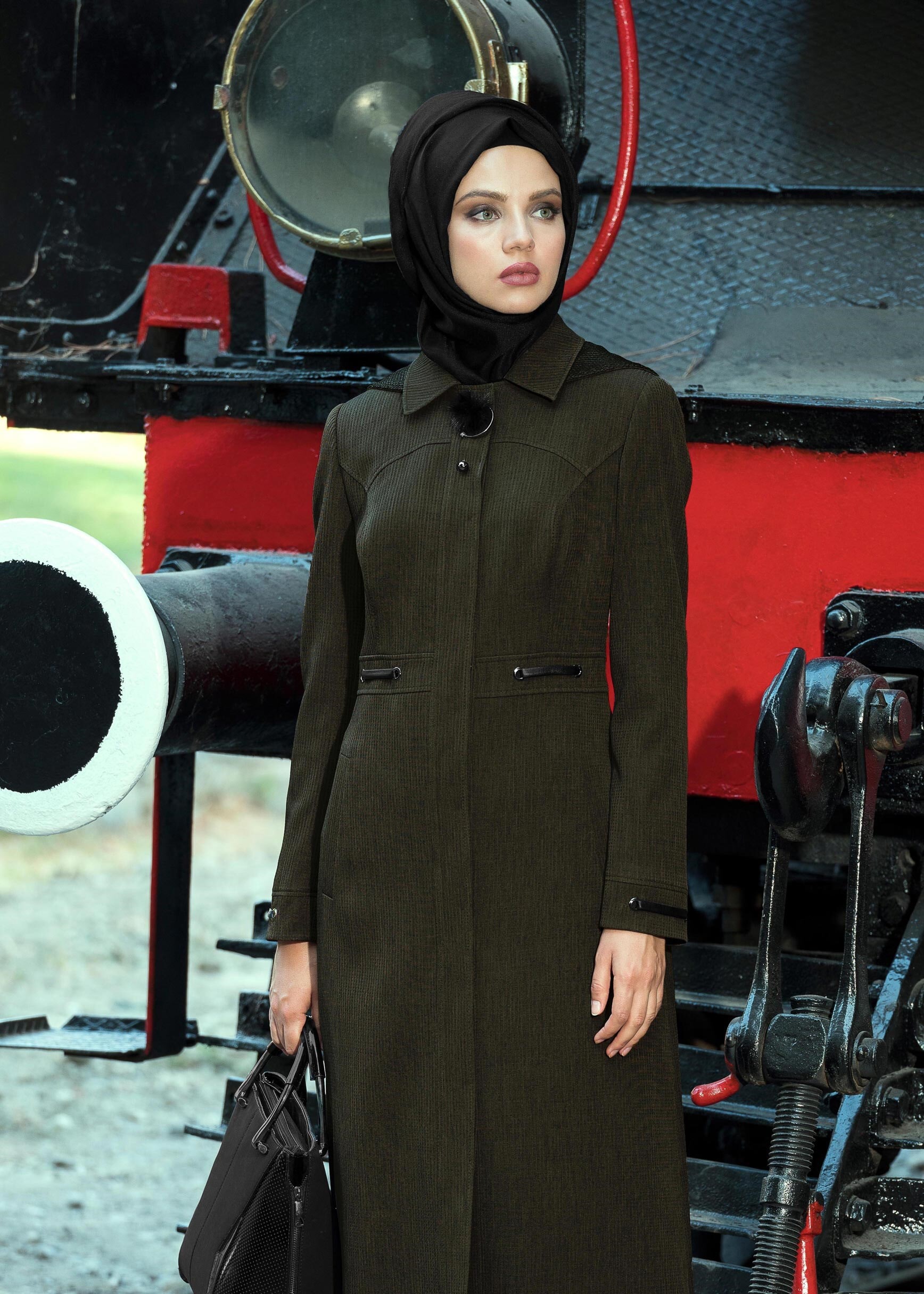 Tesettür giyim HAKİ KOLLARI BELİ DETAYLI BROŞLU PARDESÜ 1154